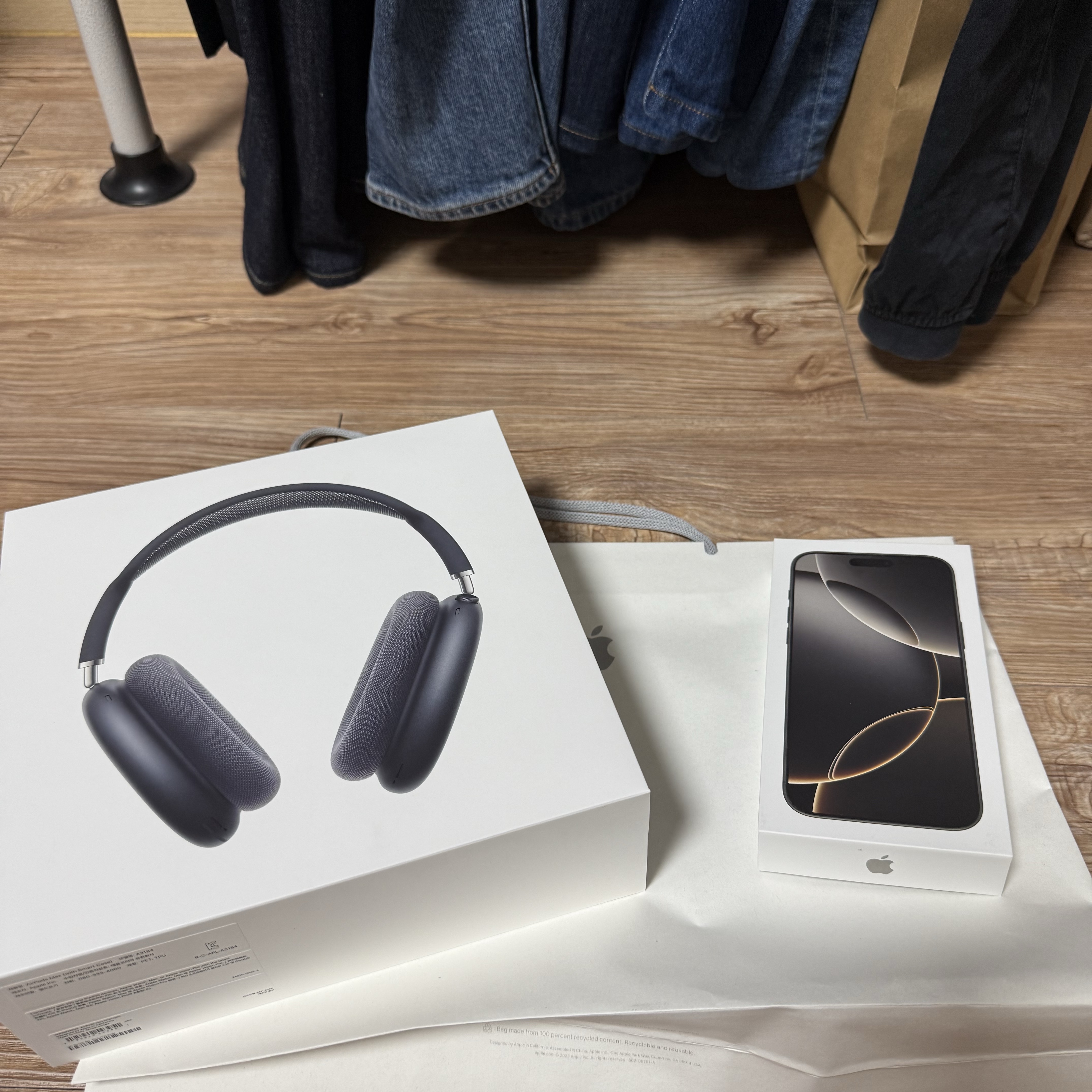 Apple AirPods Max USB C Midnight (Korean Ver.), Apple iPhone 16 Pro Max 512GB Natural Titanium (Korean Ver.) 착용 스타일