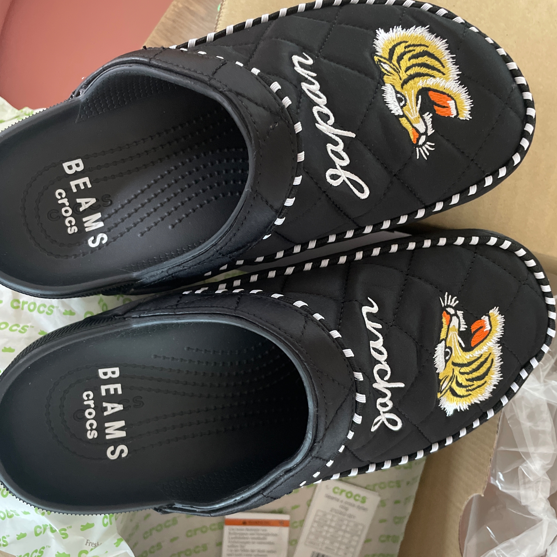 Crocs x Beams Dylan Clog Black White 착용 스타일 - 2