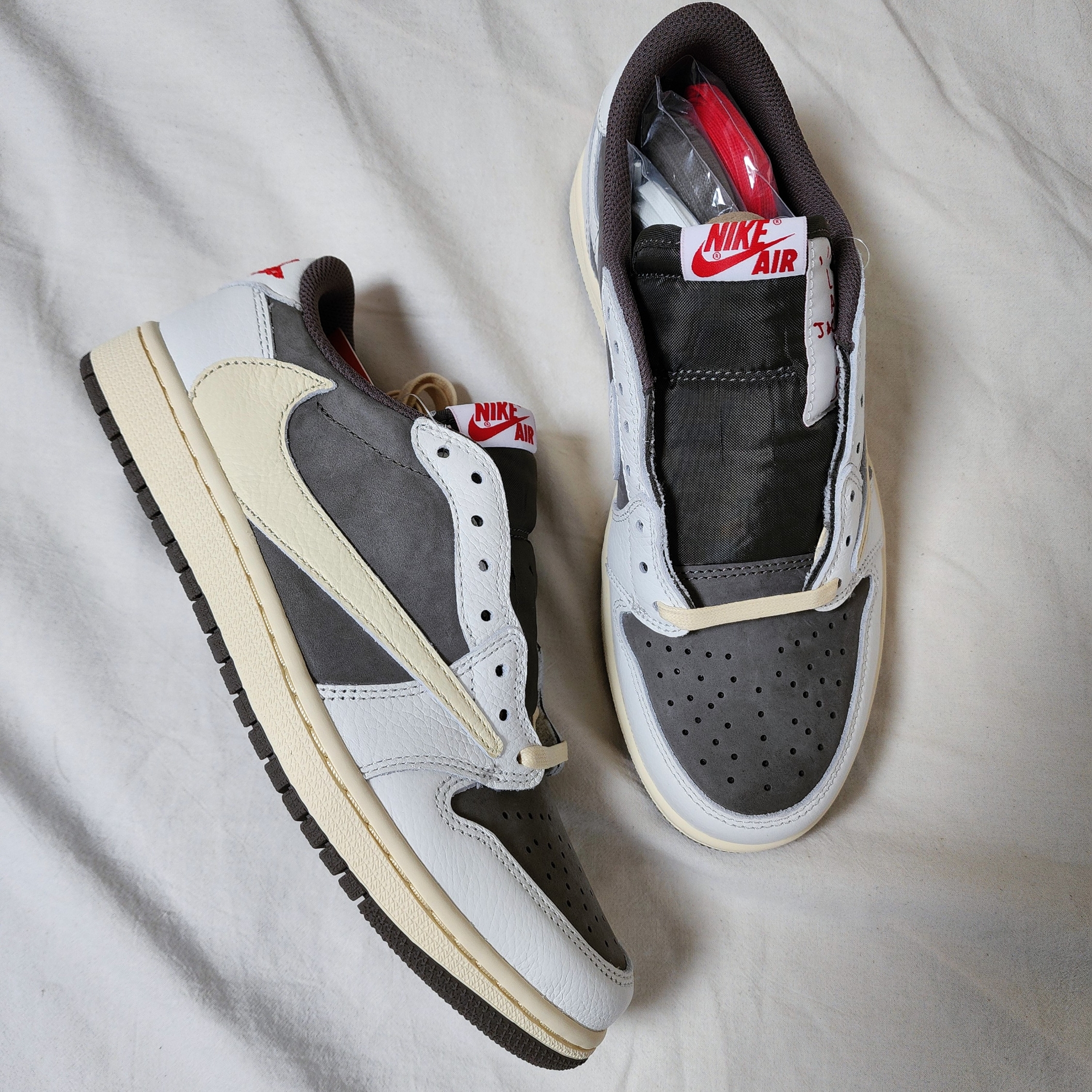 Jordan 1 x Travis Scott Retro Low OG SP Sail and Ridgerock 착용 스타일