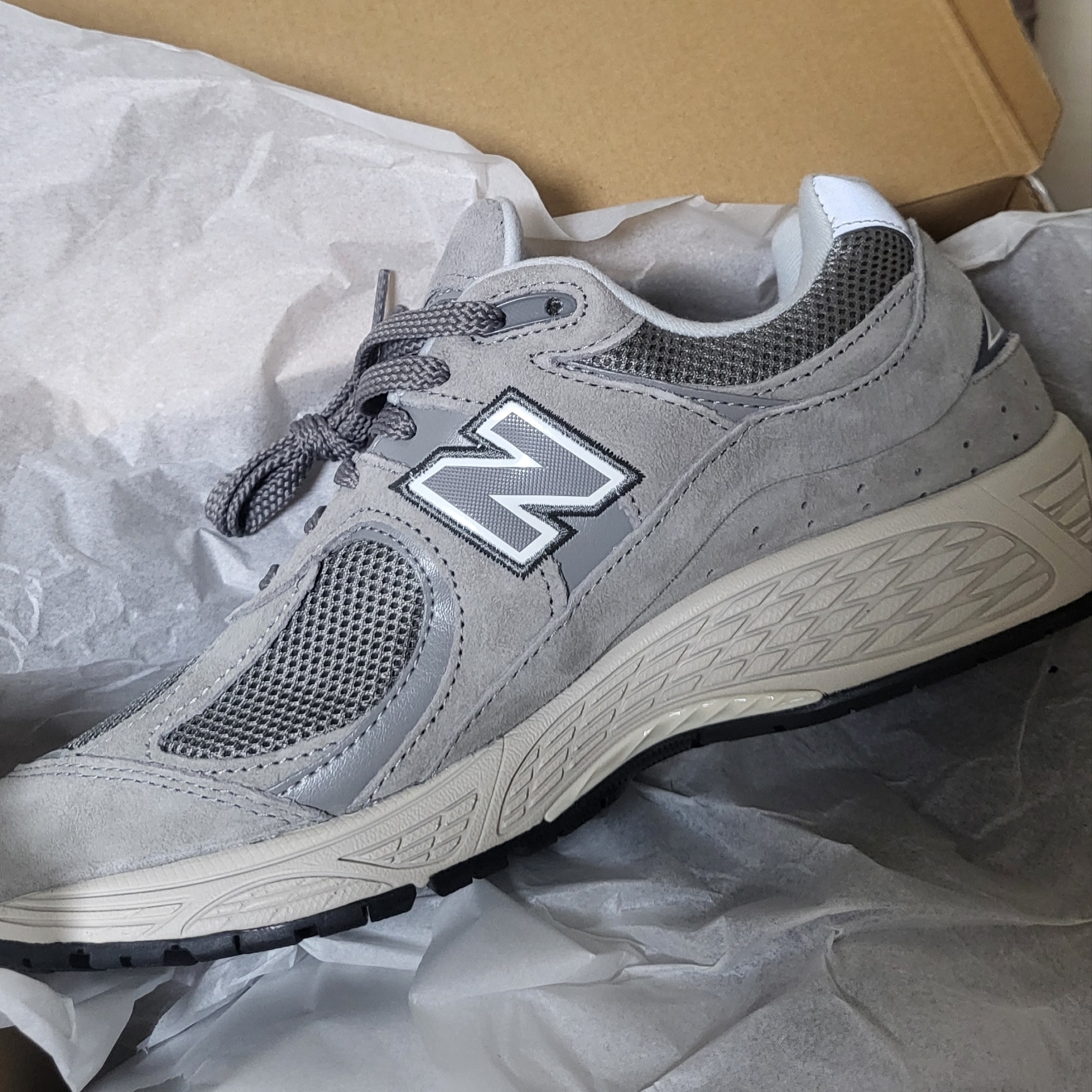 New Balance 2002R Grey 착용 스타일