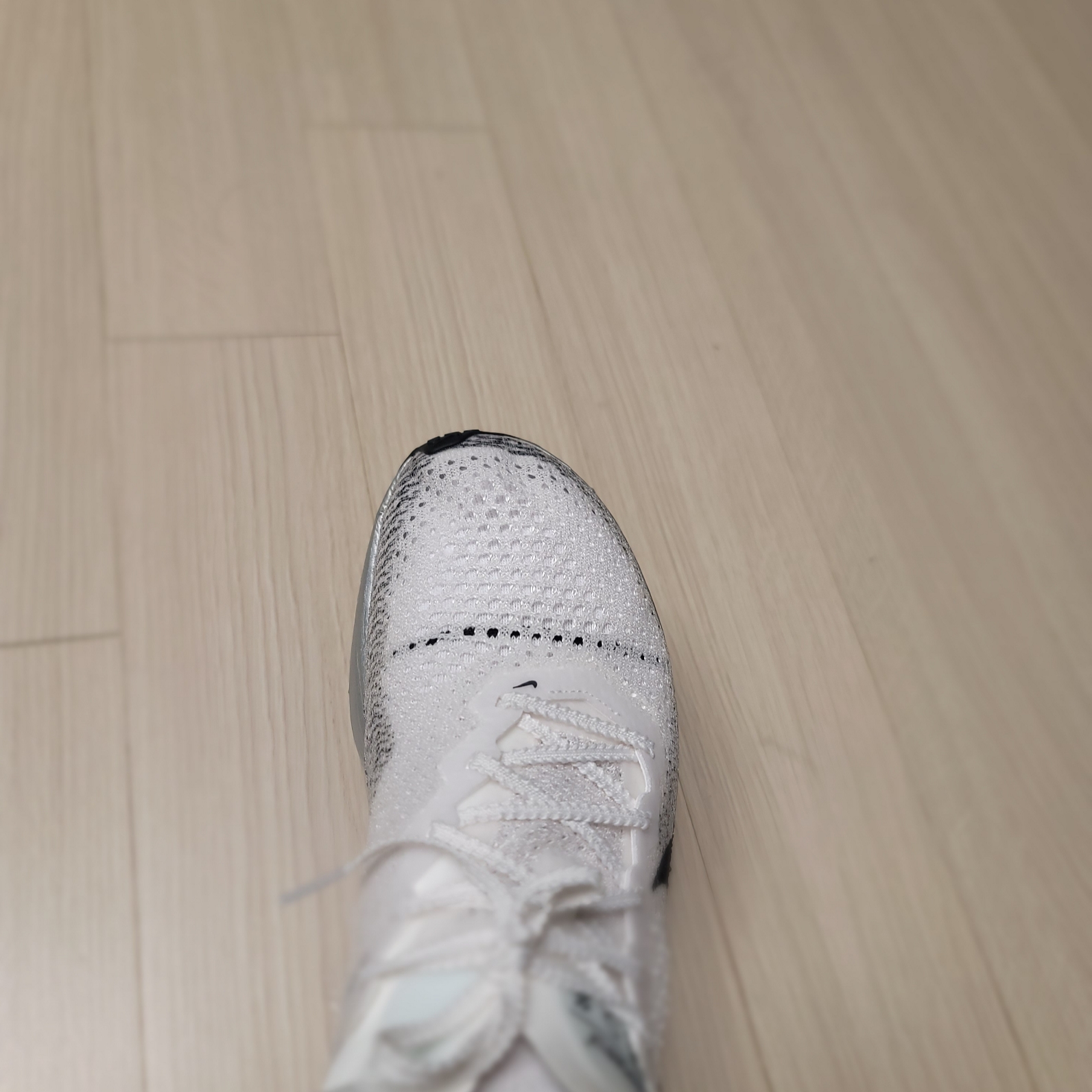 Nike ZoomX Vaporfly Next% 3 White Grey 착용 스타일 - 3