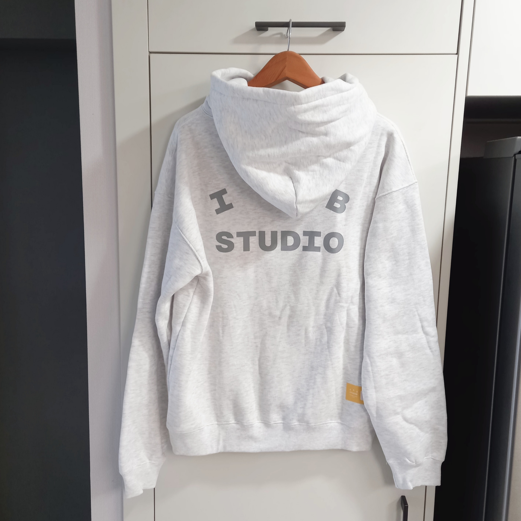 IAB Studio Hoodie Light Gray 착용 스타일 - 1