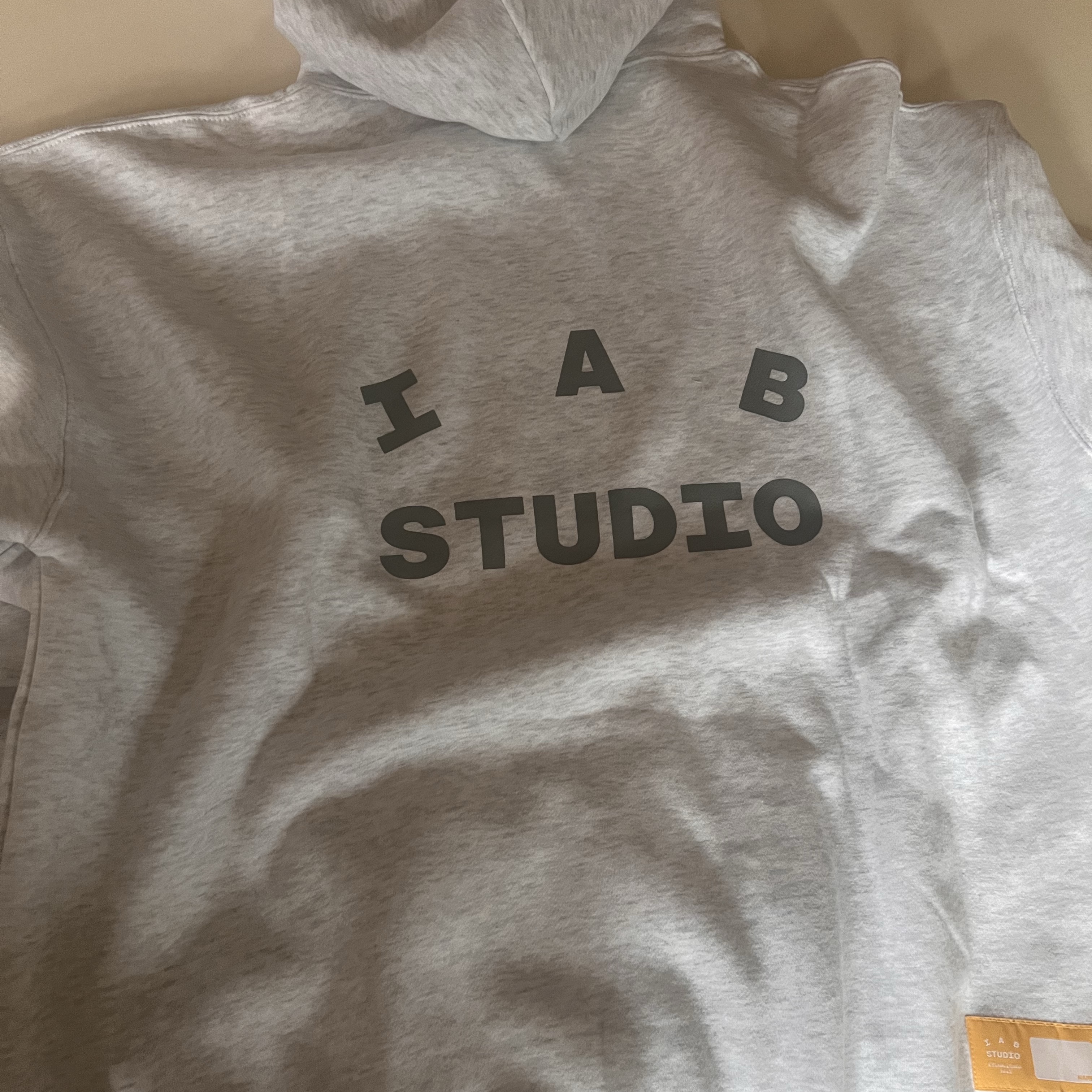 IAB Studio Hoodie Light Gray 착용 스타일 - 2