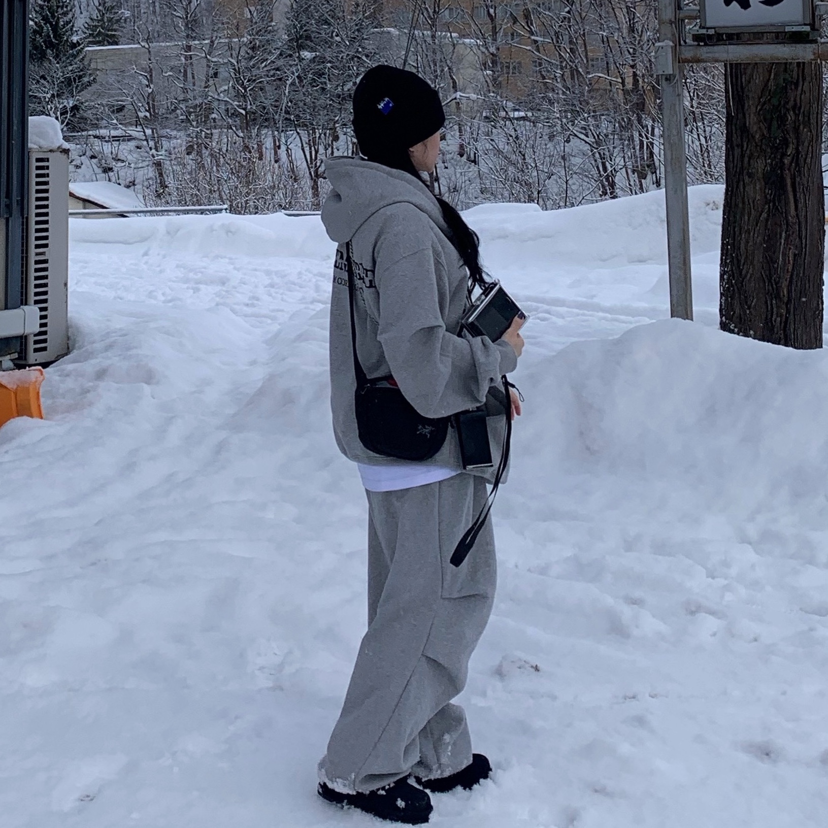 Ader Error Sig; TRS/BL Tag Beanie 02 Noir, Arc'teryx Mantis 1 Waistpack Black 착용 스타일 - 1