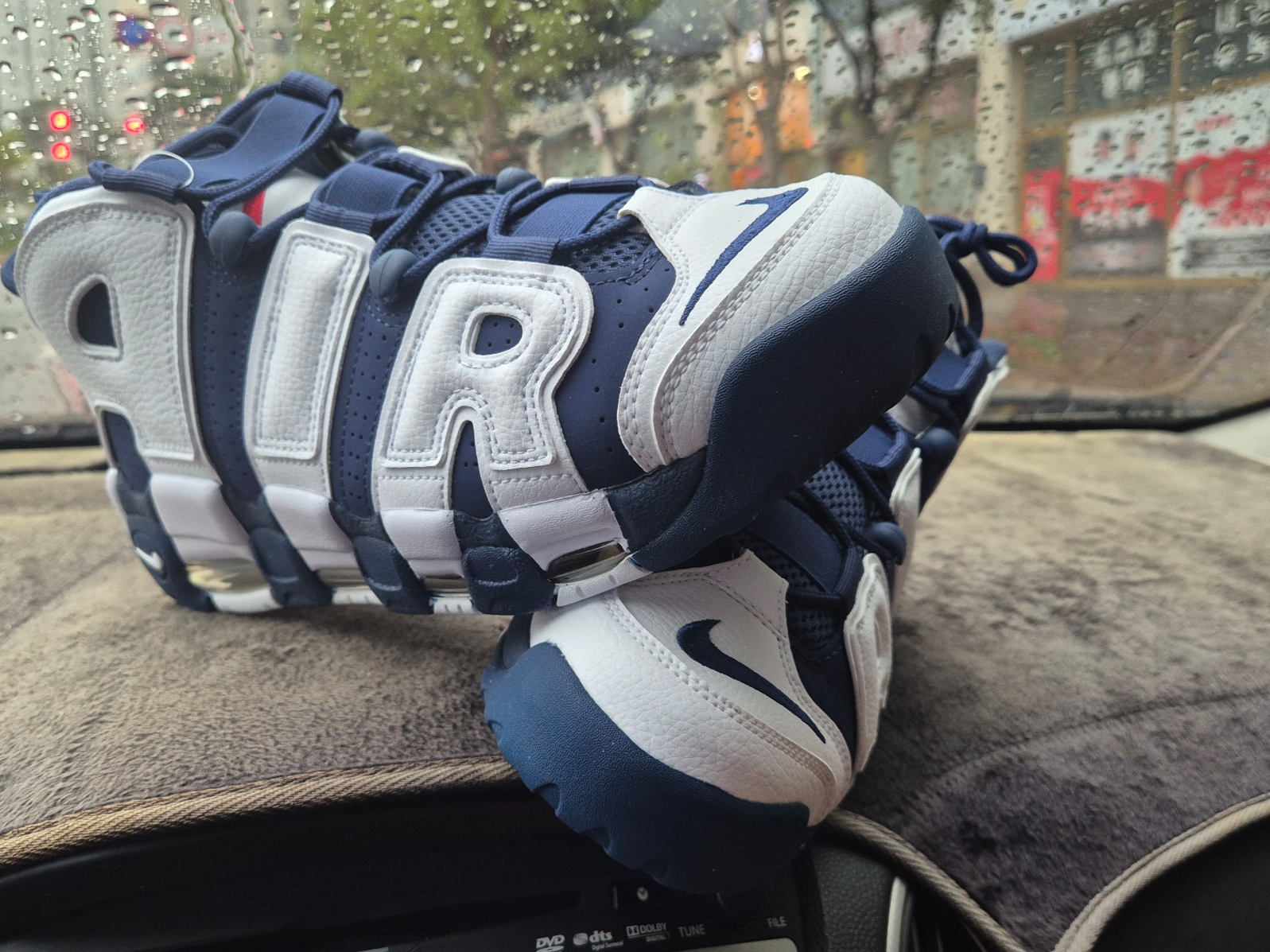 Nike Air More Uptempo 96 White Midnight Navy 착용 스타일 - 4