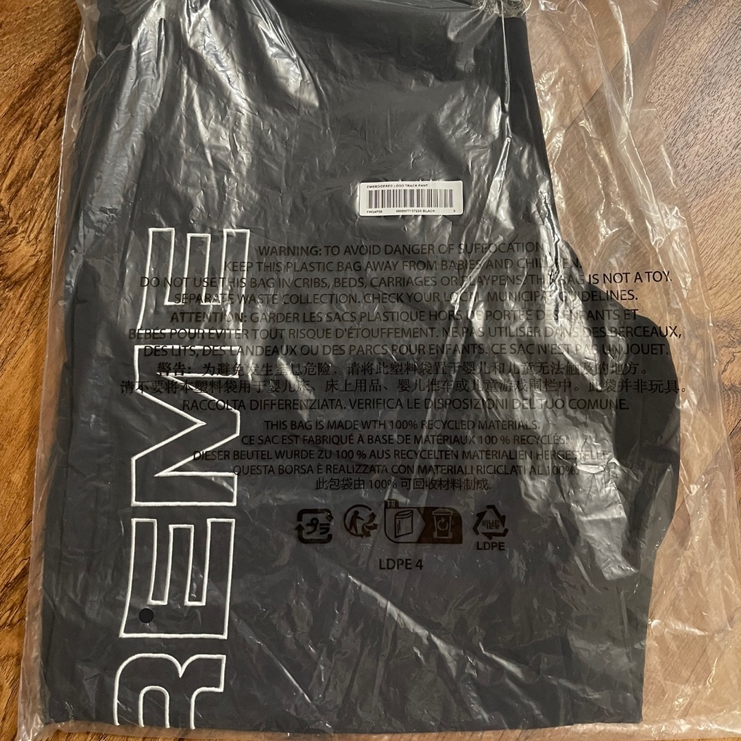 Supreme Spellout Embroidered Track Pant Black - 24FW 착용 스타일