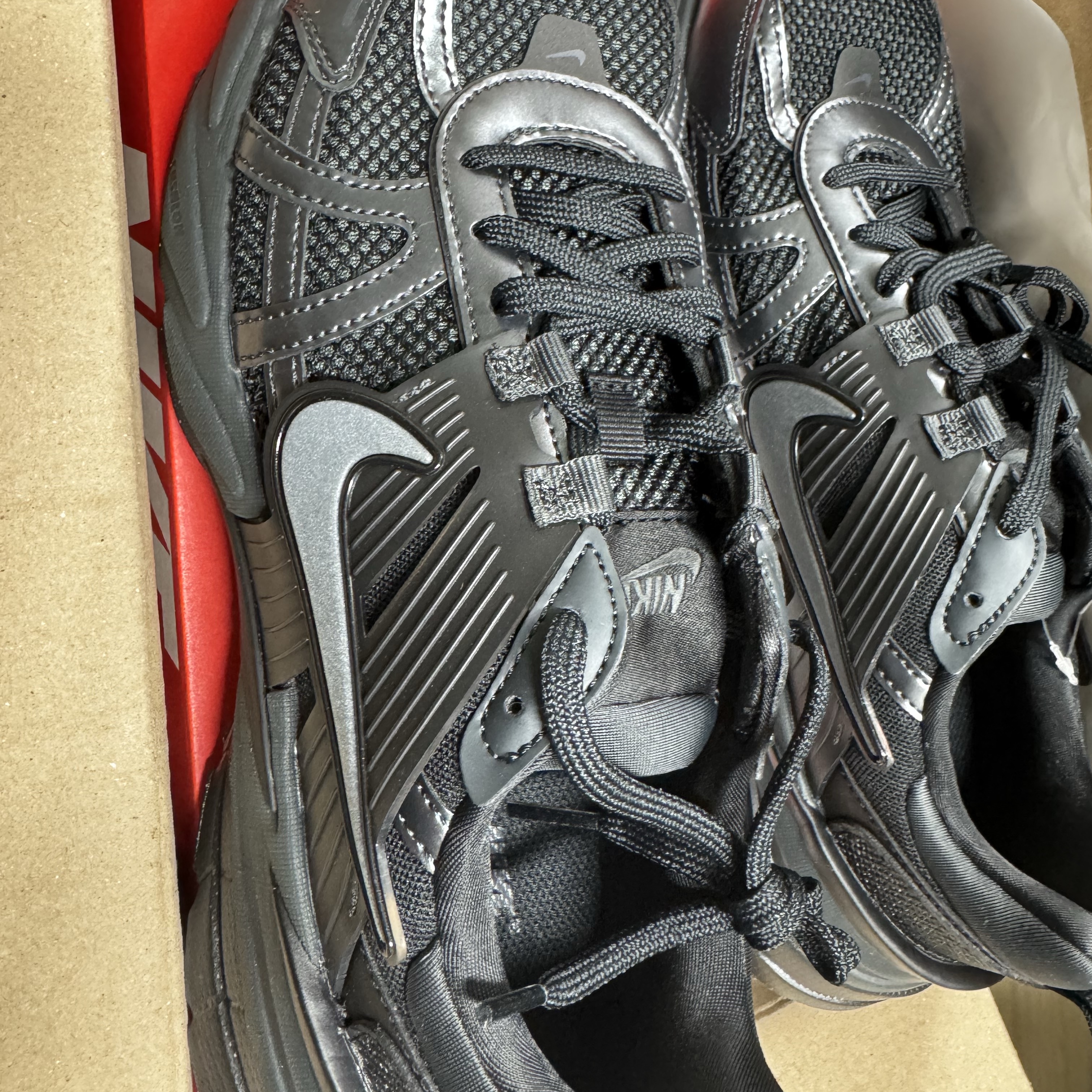 Nike V2K Run Black Anthracite 착용 스타일 - 1