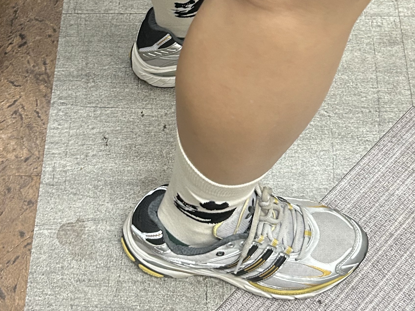 Adidas Adistar Cushion 3 Grey Two Gold Metallic 착용 스타일