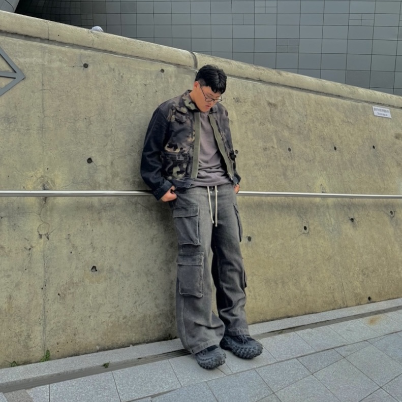 [KREAM 단독] ADSB Andersson Bell Camouflage Zip-Up Denim Jacket Black, Rick Owens Drkshdw Double Cargo Jumbo Belas Pants Recycled Nylon Black 착용 스타일 - 1