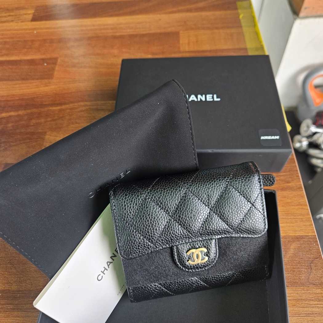 Chanel Small Classic Flap Wallet Grained Calfskin & Gold Black 착용 스타일 - 2