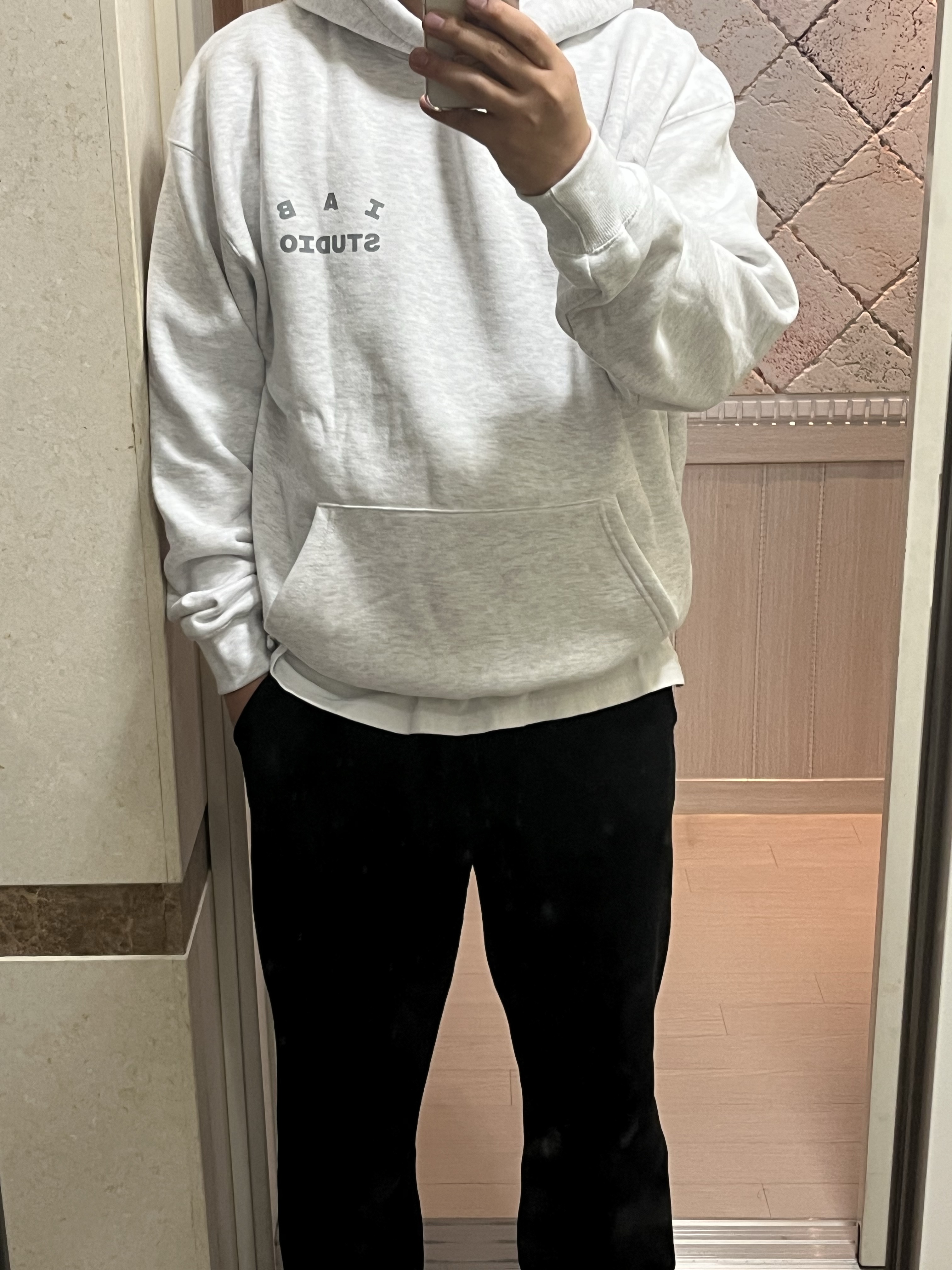 IAB Studio Hoodie Light Gray 착용 스타일