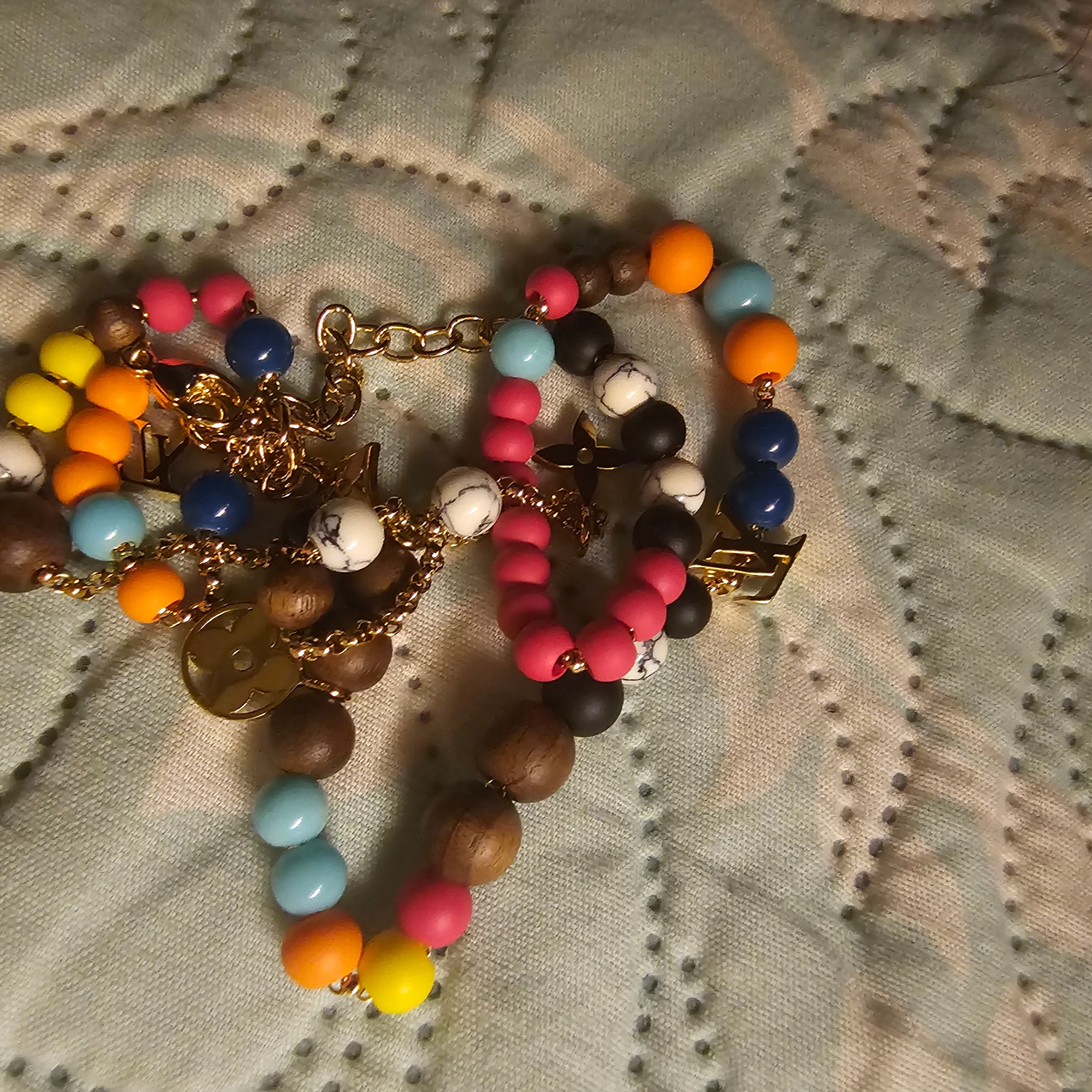 Louis Vuitton LV Surfin Beads Necklace Multicolor Gold 착용 스타일