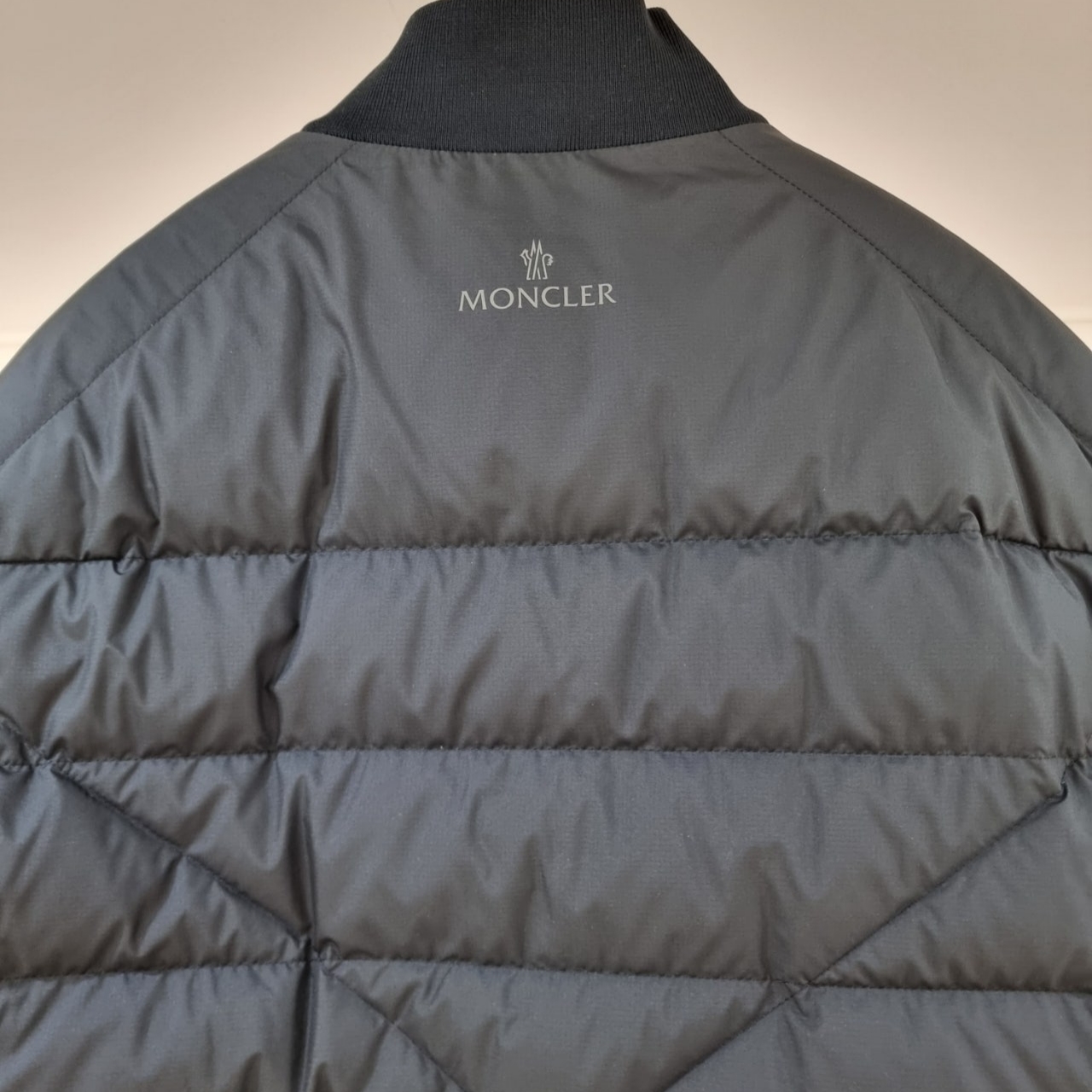 Moncler Oise Down Bomber Jacket Black - 23FW 착용 스타일