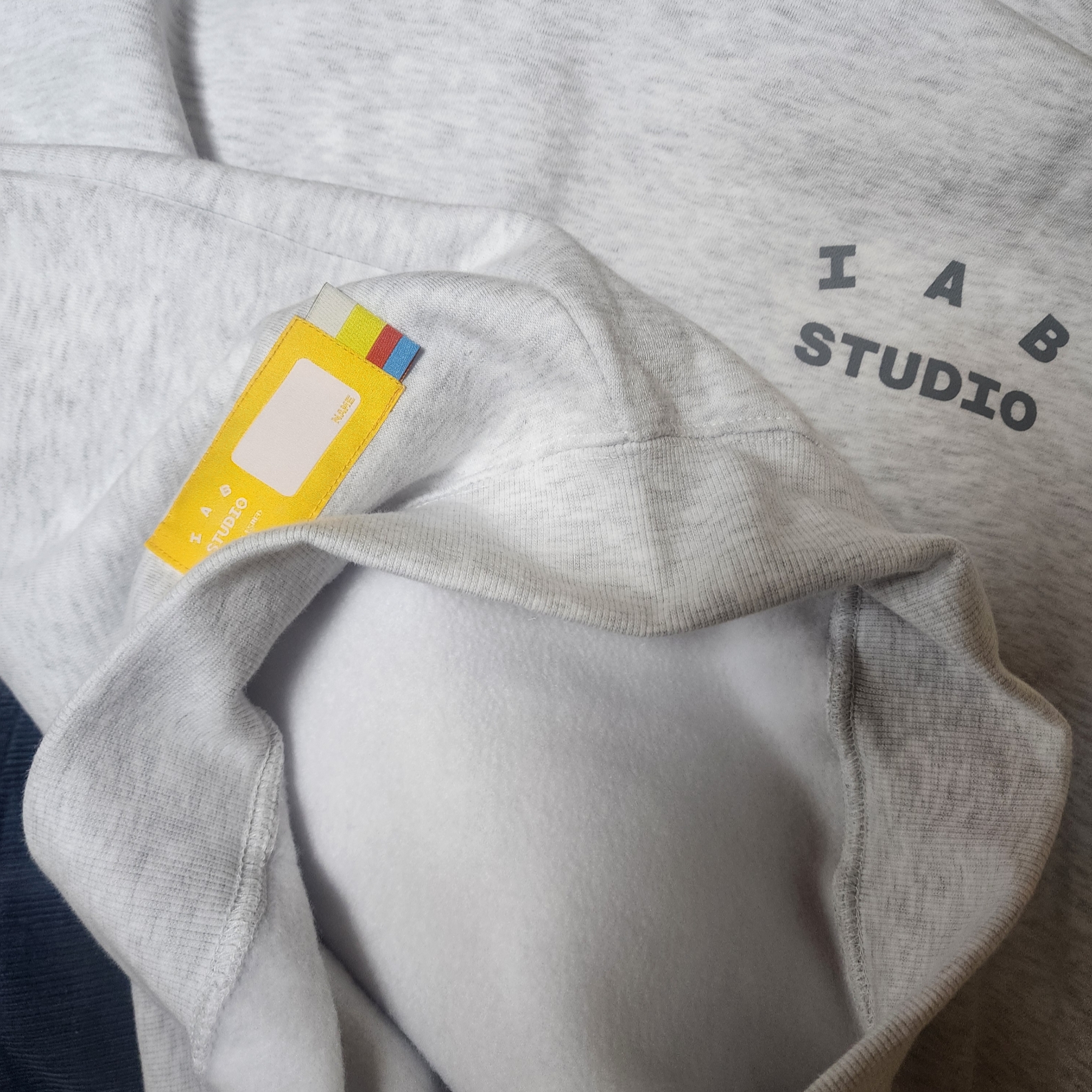 IAB Studio Hoodie Light Gray 착용 스타일
