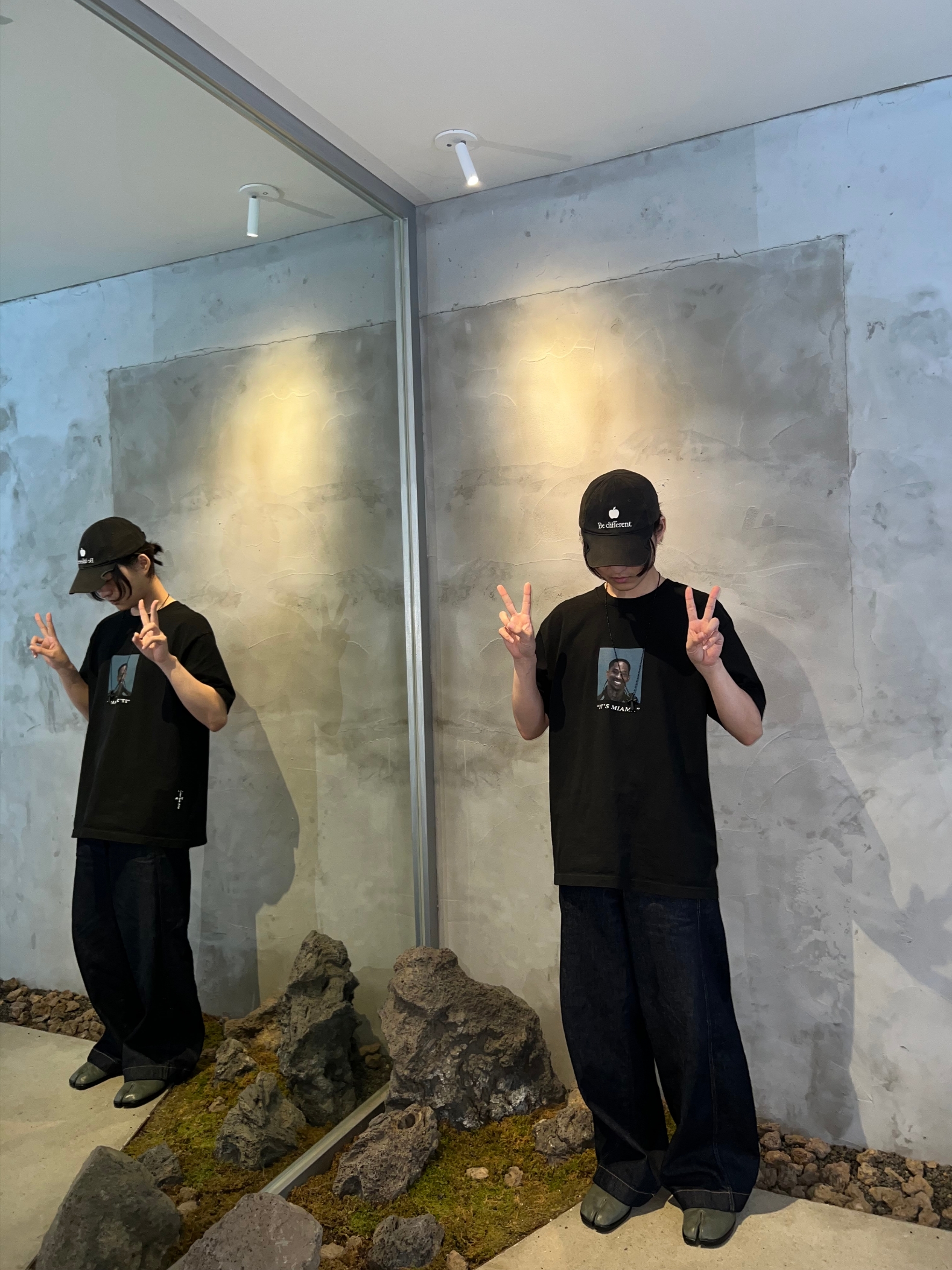 Travis Scott Free the Rage T-Shirt #2 Black, Maison Margiela Slip-On Tabi Shoes Black 착용 스타일 - 3