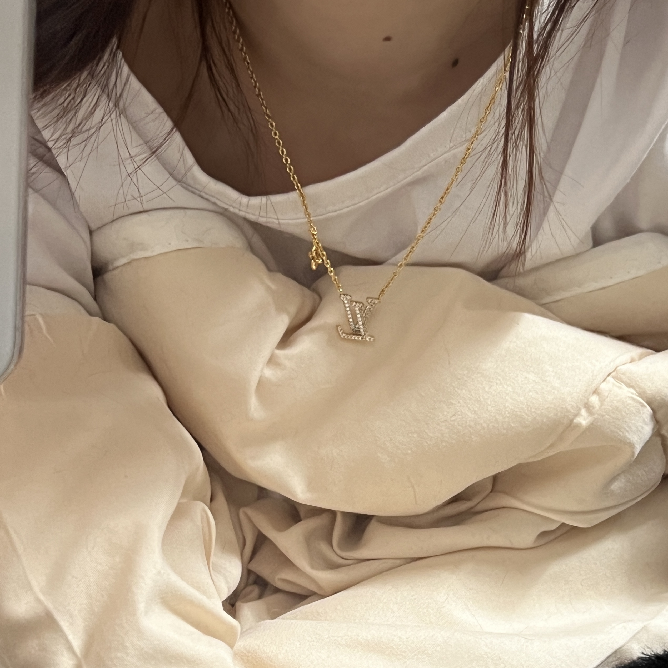 (W) Louis Vuitton LV Iconic Necklace Gold 착용 스타일 - 3