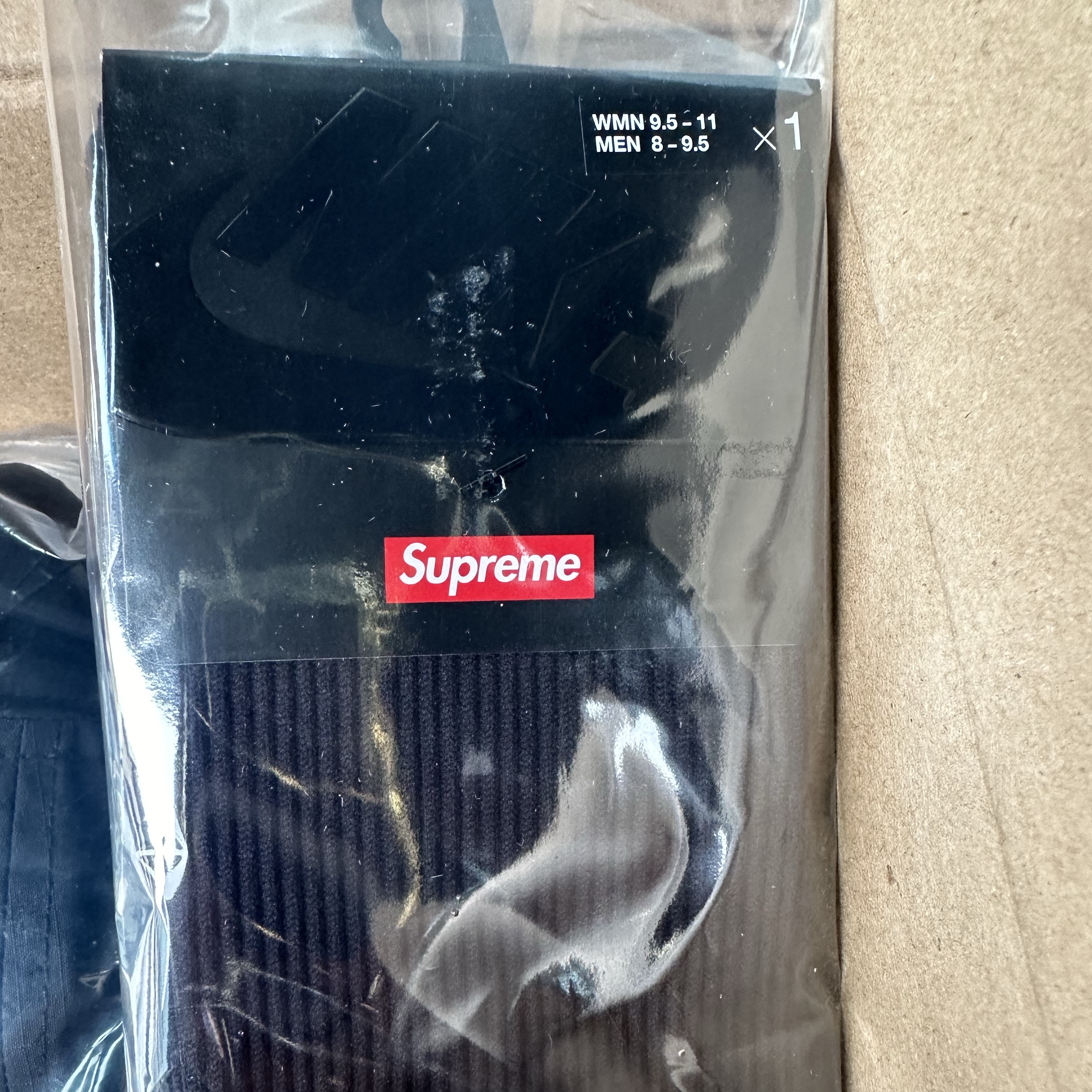 Supreme x Nike Crew Socks Black - 24FW 착용 스타일 - 1