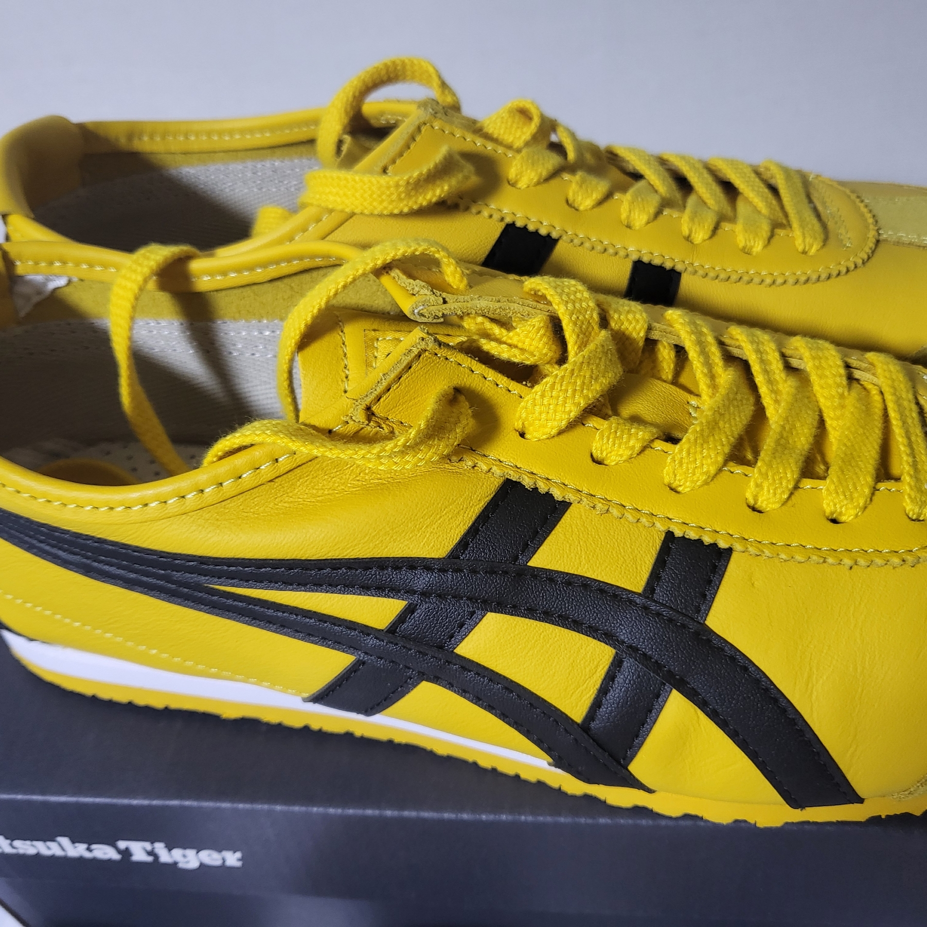 Onitsuka Tiger Mexico 66 Yellow Black 착용 스타일