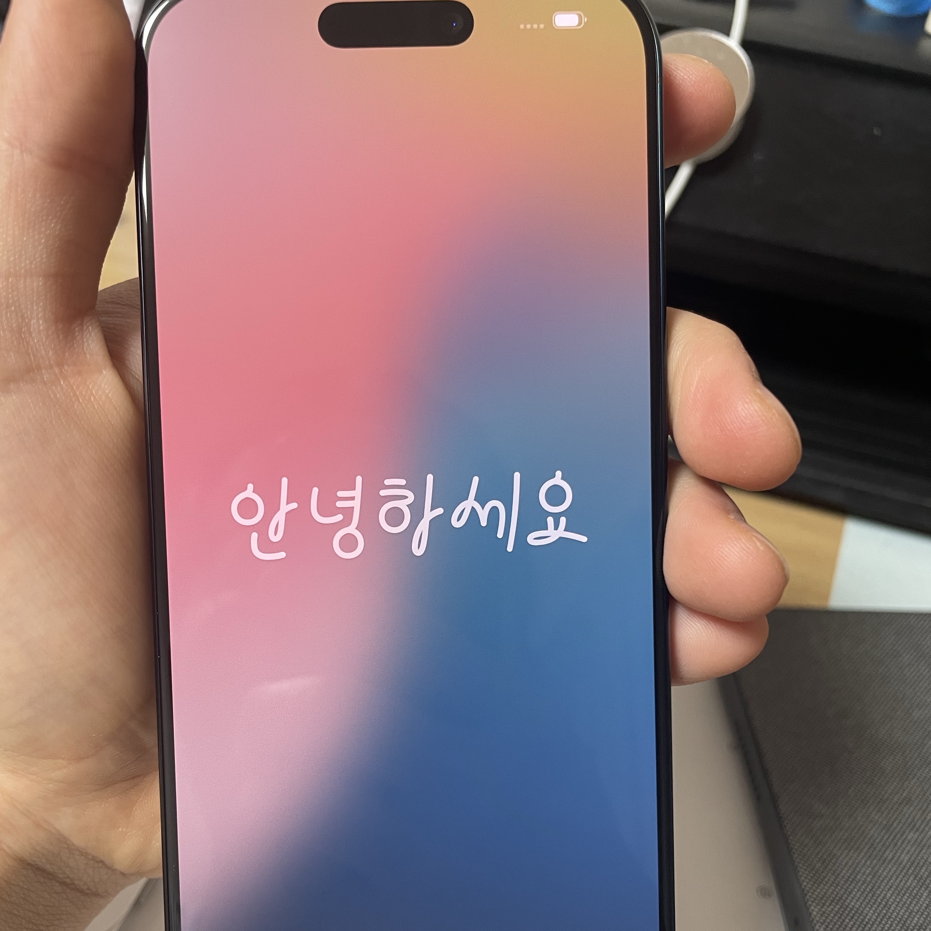 Apple iPhone 16 Pro 128GB Black Titanium (Korean Ver.), Apple iPad Air 5th Gen Wifi 64GB Space Gray (Korean Ver.) 착용 스타일 - 3