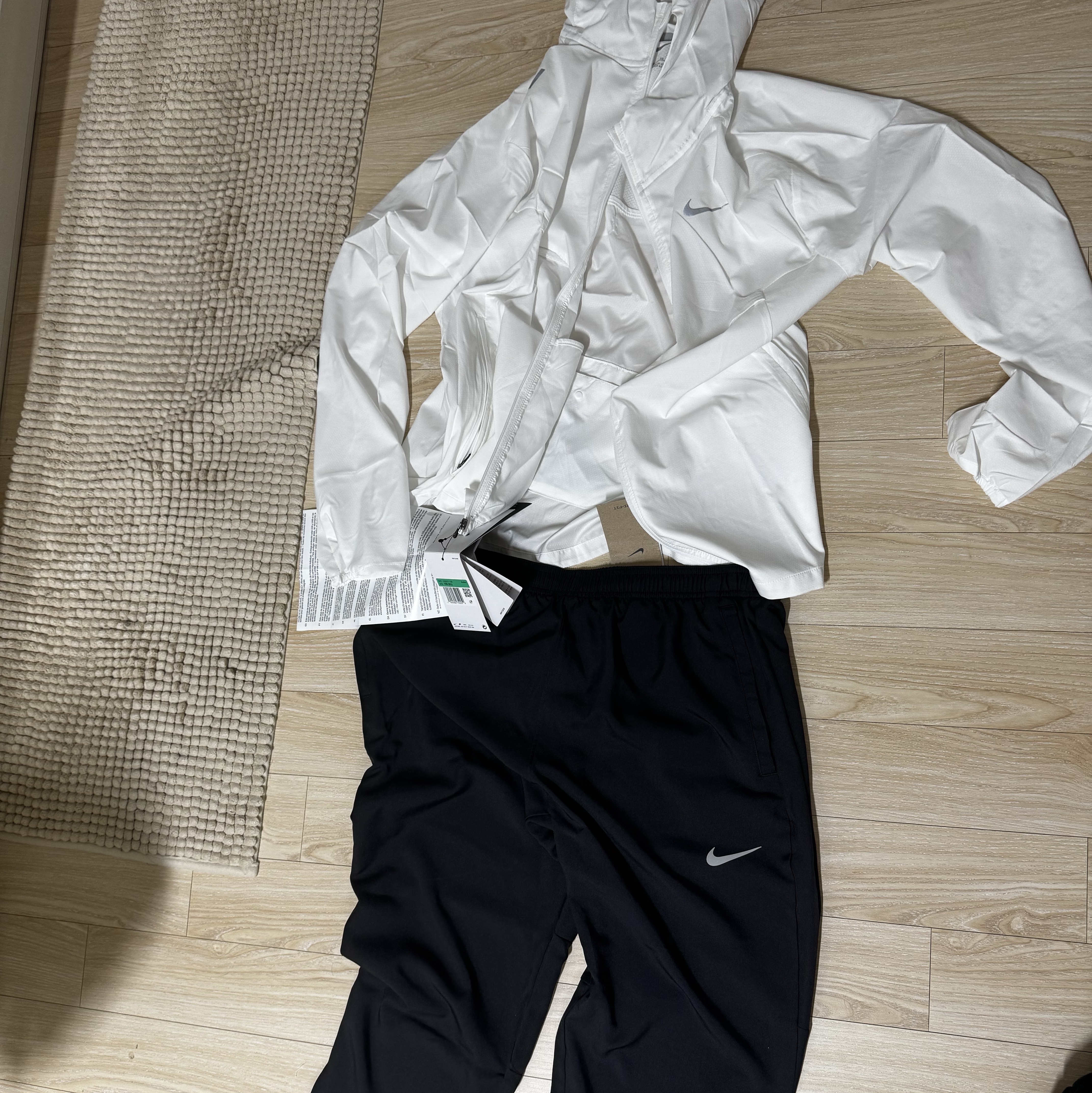 Nike Windrunner Running Jacket White - Asia, Nike Dri-Fit Challenger Woven Pants Black - Asia 착용 스타일