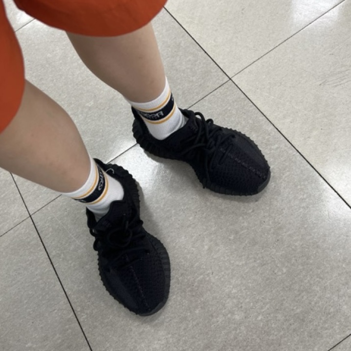 Adidas Yeezy Boost 350 V2 Onyx 착용 스타일