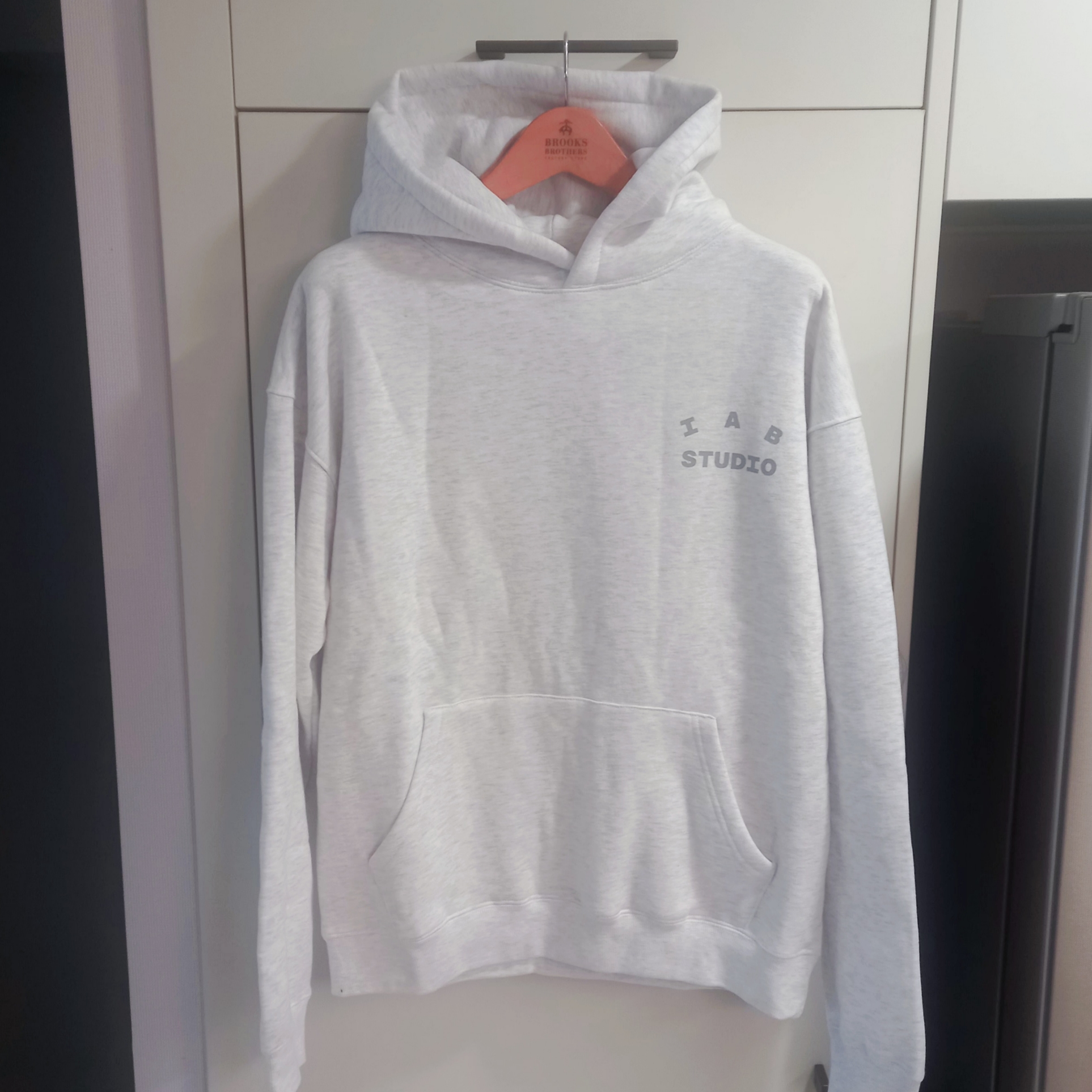 IAB Studio Hoodie Light Gray 착용 스타일 - 2