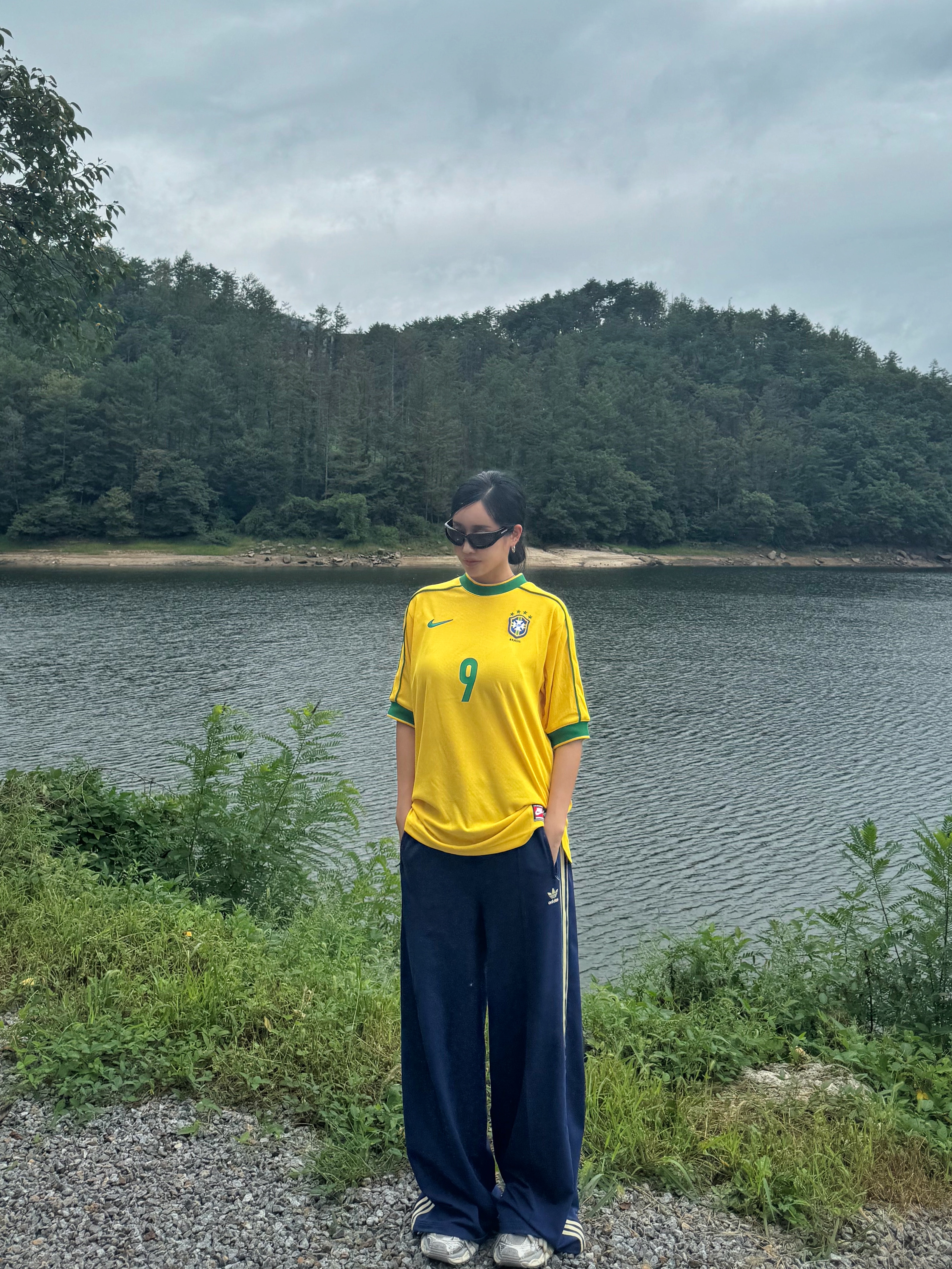 Nike Brazil 1998 Reissue Soccer Replica Jersey Varsity Maize Ronaldo (Marking Ver.), Balenciaga Swift Oval Sunglasses Black 착용 스타일 - 3