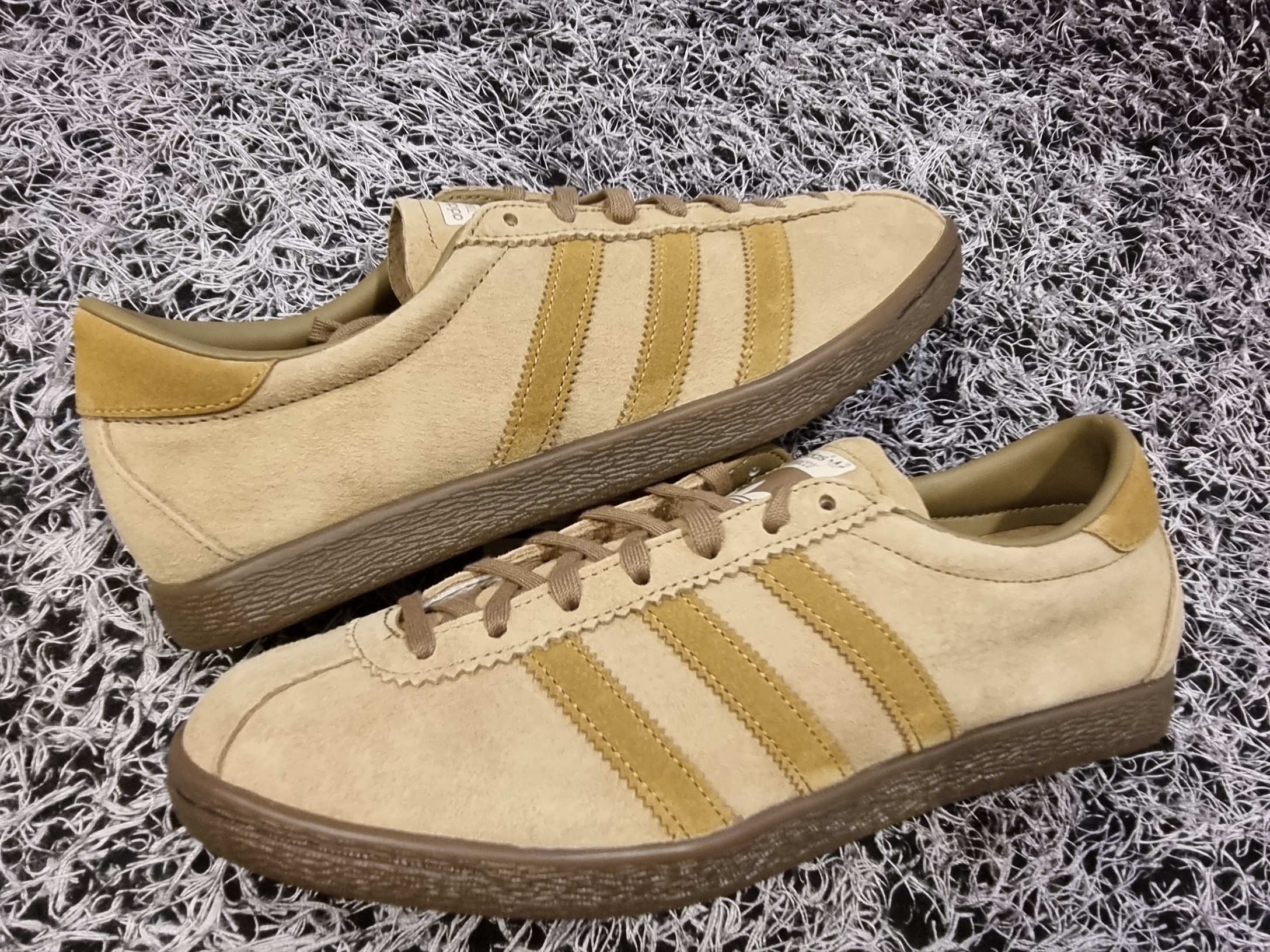 Adidas Tobacco Pantone Mesa 착용 스타일 - 2