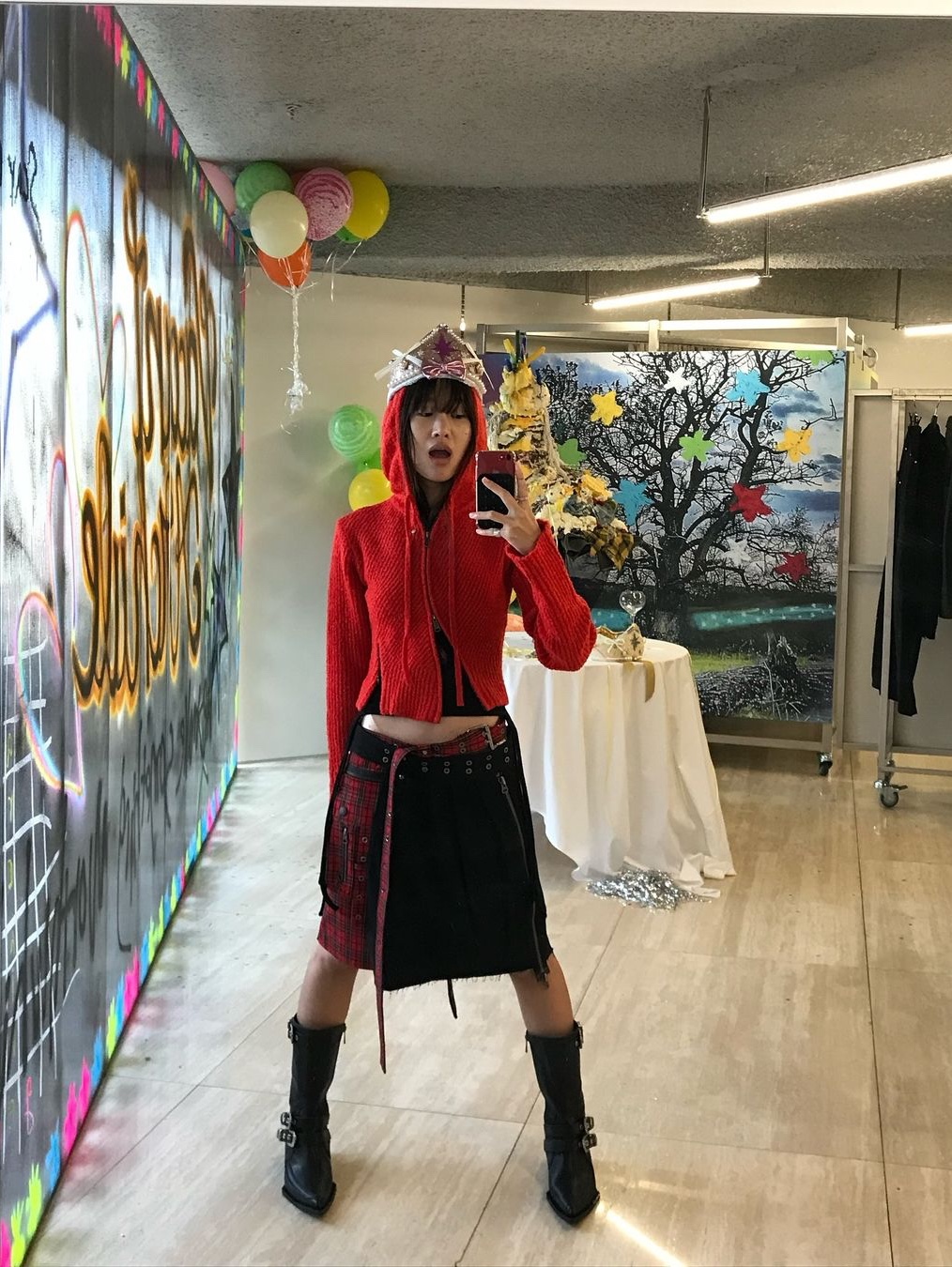Vacant Archive Bajess Layered Skirt Belt Check Red, Vacant Archive Moro Knitted Hoodie Zip-Up Red 착용 스타일