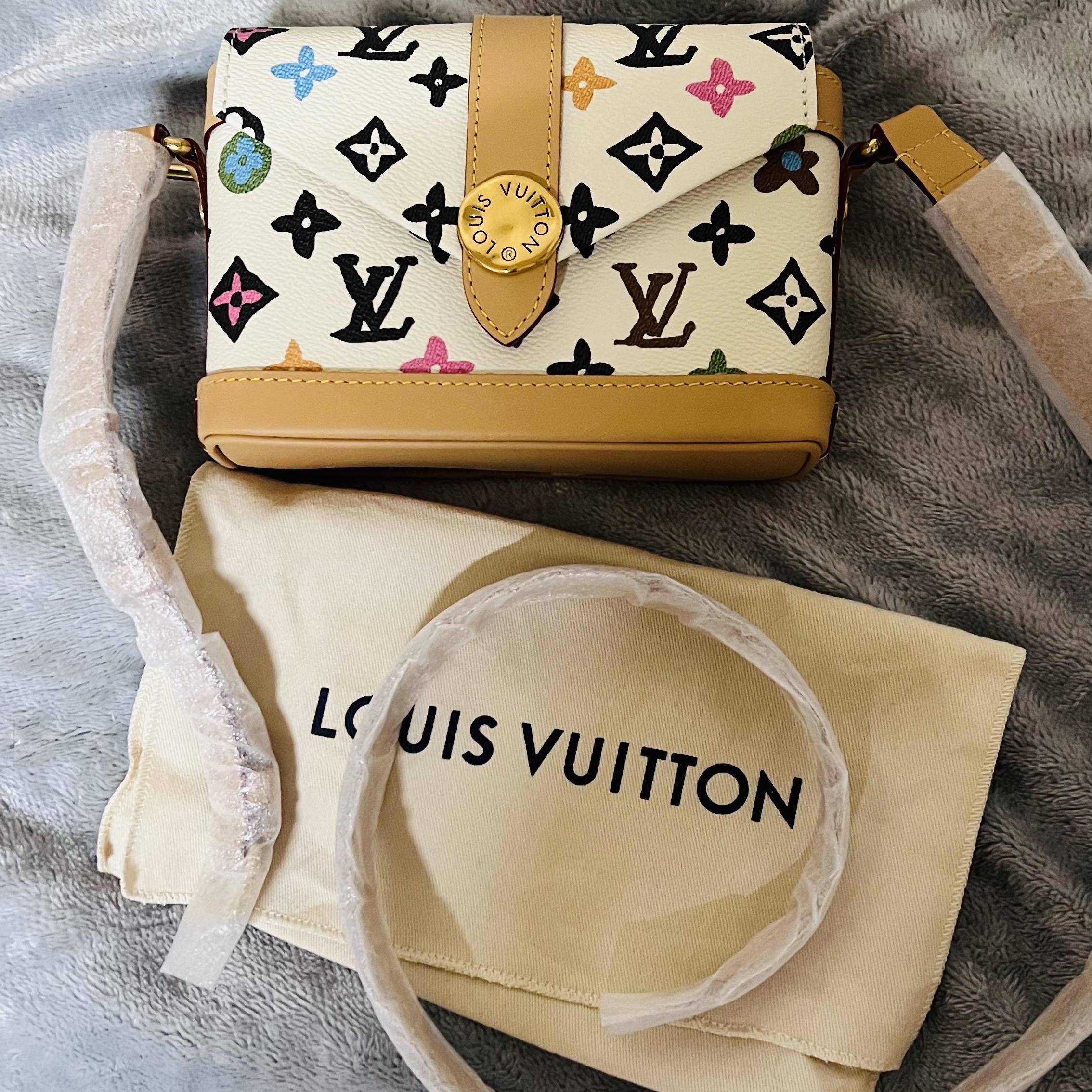 Louis Vuitton Envelope Wearable Wallet Vanilla 착용 스타일 - 1