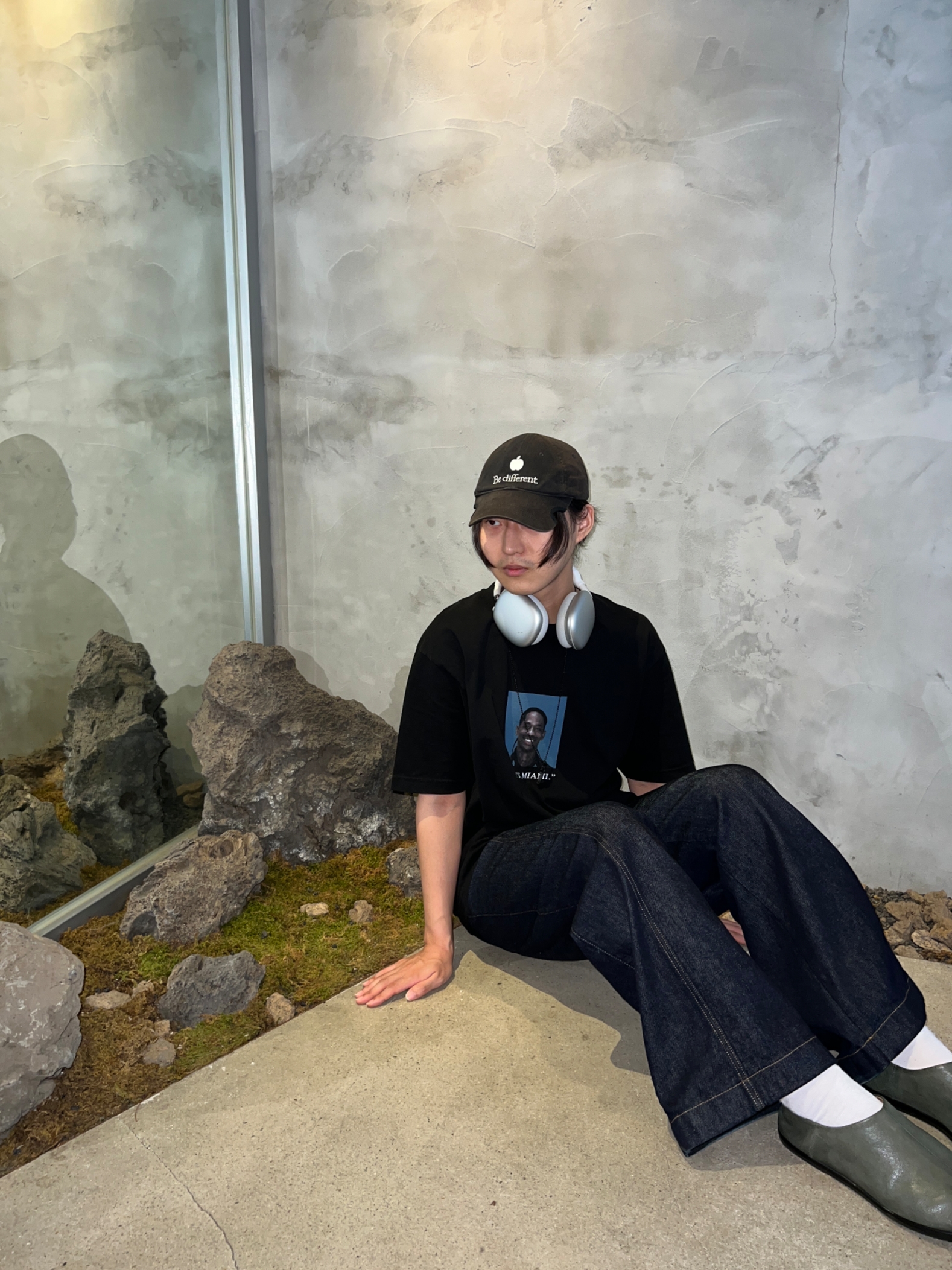 Travis Scott Free the Rage T-Shirt #2 Black, Maison Margiela Slip-On Tabi Shoes Black 착용 스타일 - 5