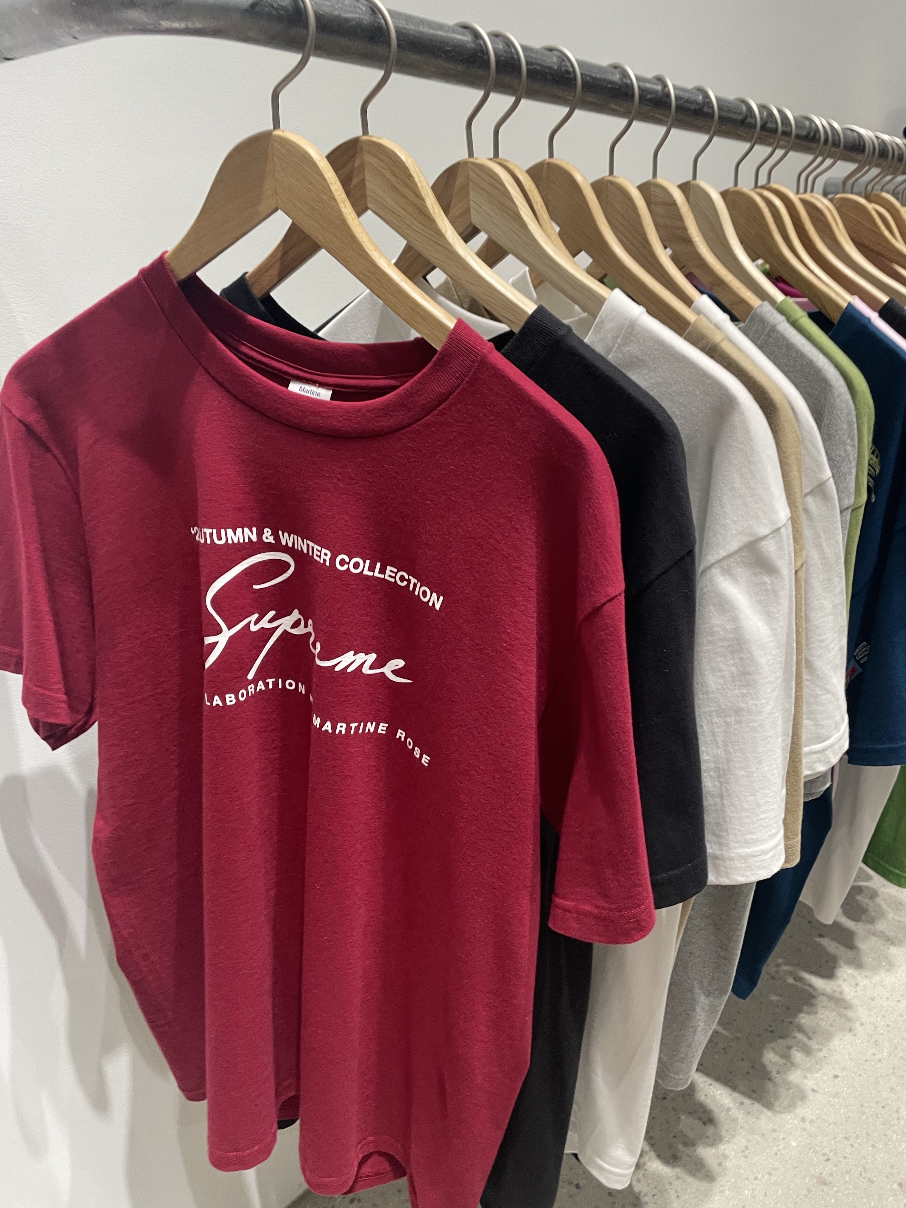 Supreme x Martine Rose T-Shirt Cardinal - 24FW, Carhartt WIP Hooded Vista Jacket Mirror 착용 스타일 - 2