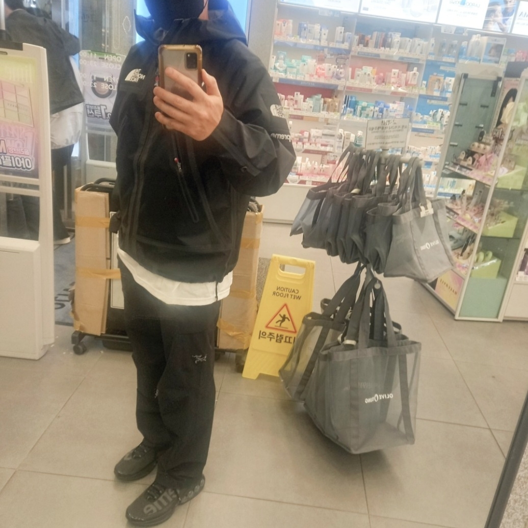 Supreme x The North Face Summit Series Outer Tape Seam Jacket Black - 21SS, Arc'teryx Rampart Pants Black 착용 스타일