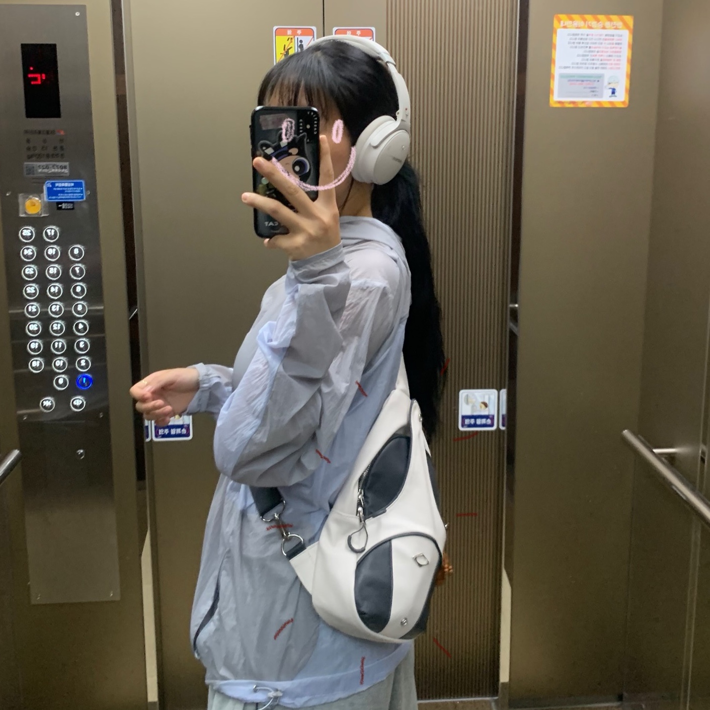 Mischief Foldable Leather Sling Bag Ivory Charcoal, BOSE QC45 White Smoke (Korean Ver.) 착용 스타일