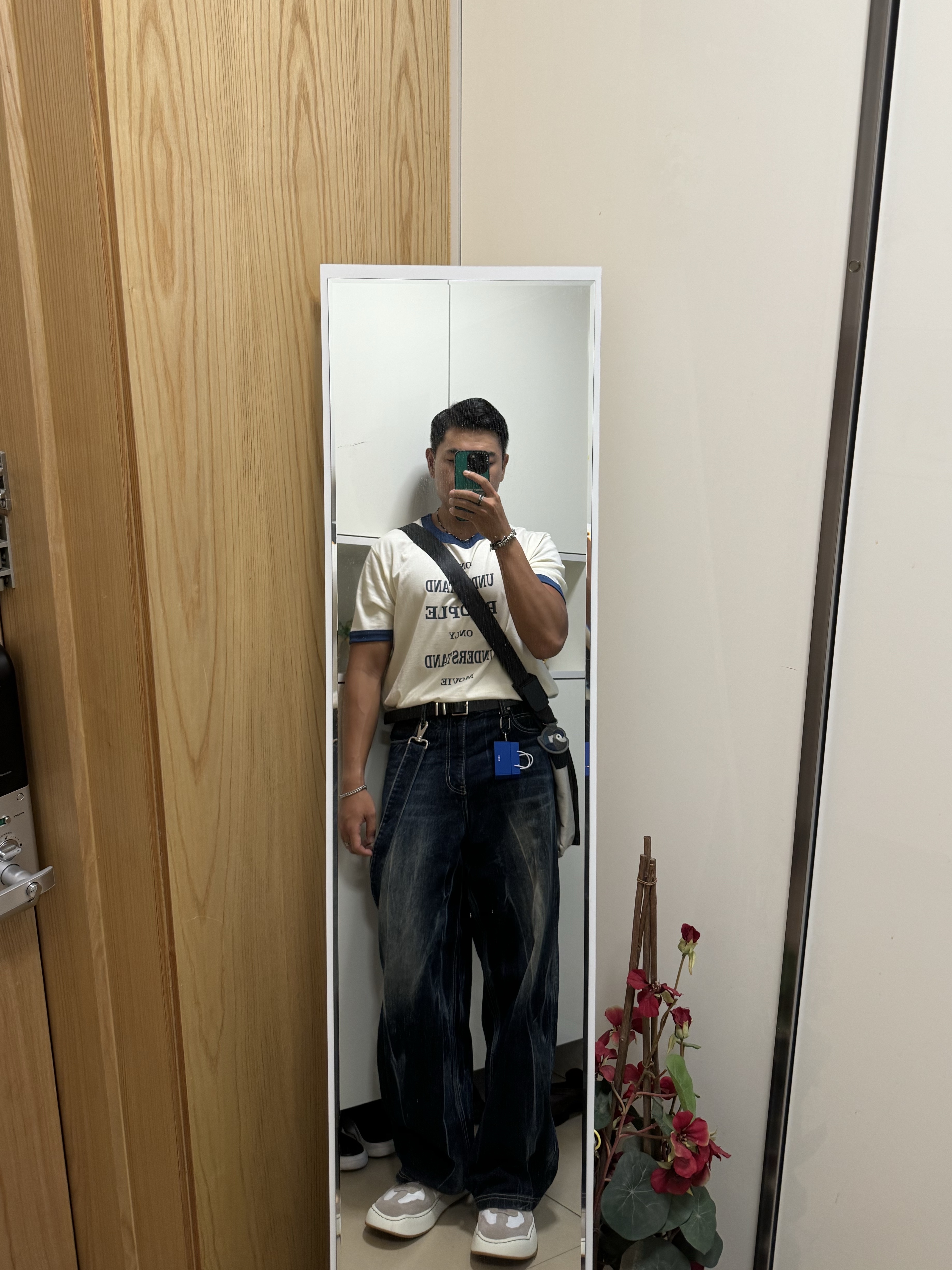 Ader Error Log; Baus Off White, Ader Error Shopper Bag AirPods Pro Case Z-Blue 착용 스타일