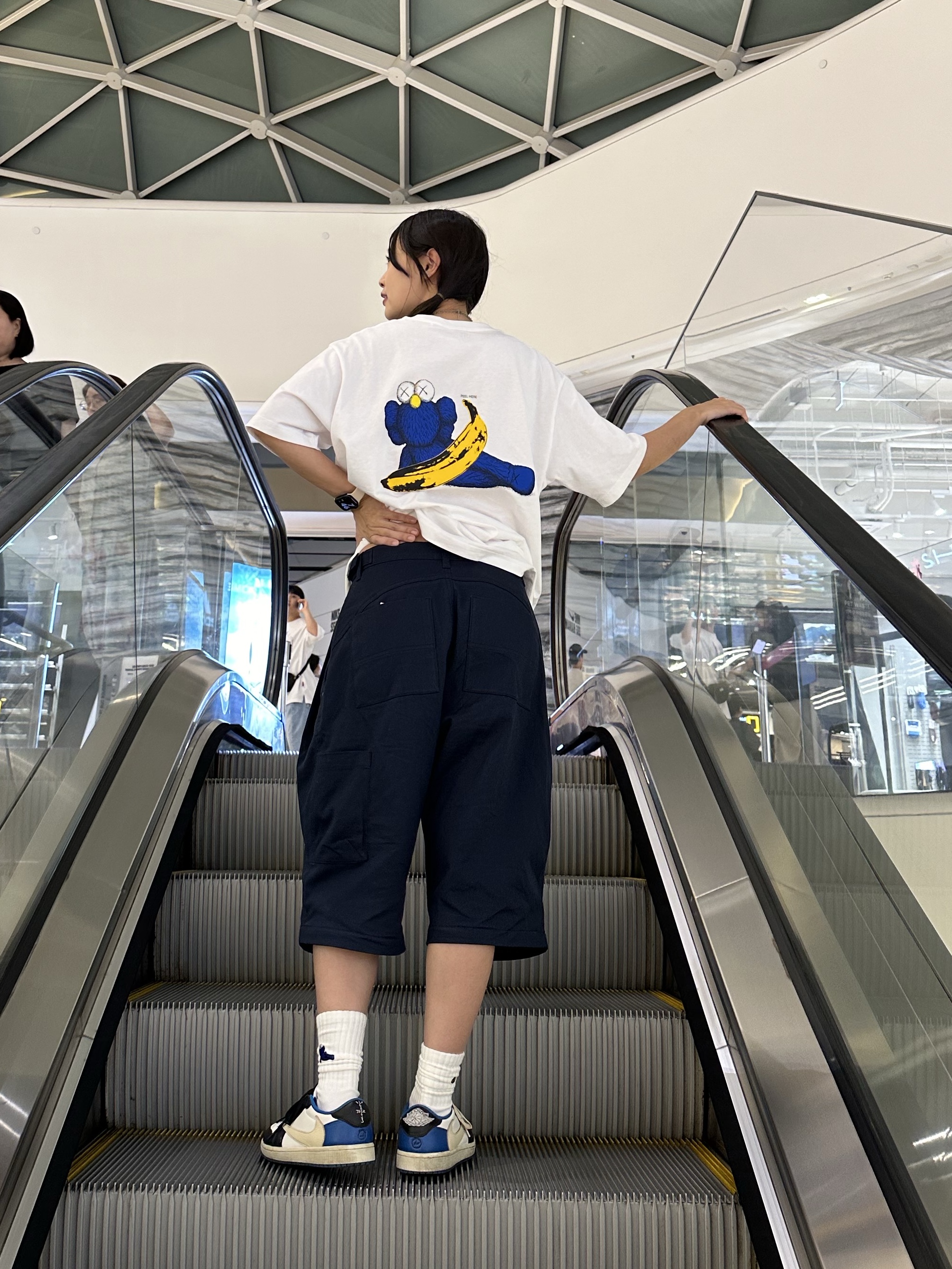 Uniqlo UT x Kaws x Warhol Socks A White, Jordan 1 x Travis Scott x Fragment Retro Low OG SP Military Blue 착용 스타일 - 5