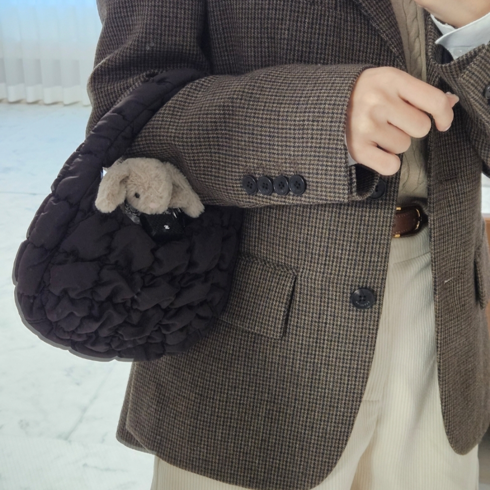 COS Quilted Micro Bag Dark Brown 착용 스타일 - 1