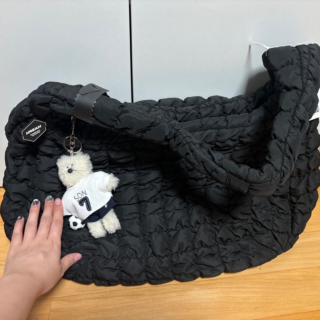 COS Quilted Oversized Shoulder Bag Black, Monamhee x NOS7 SON.hee Keyring Cream 착용 스타일