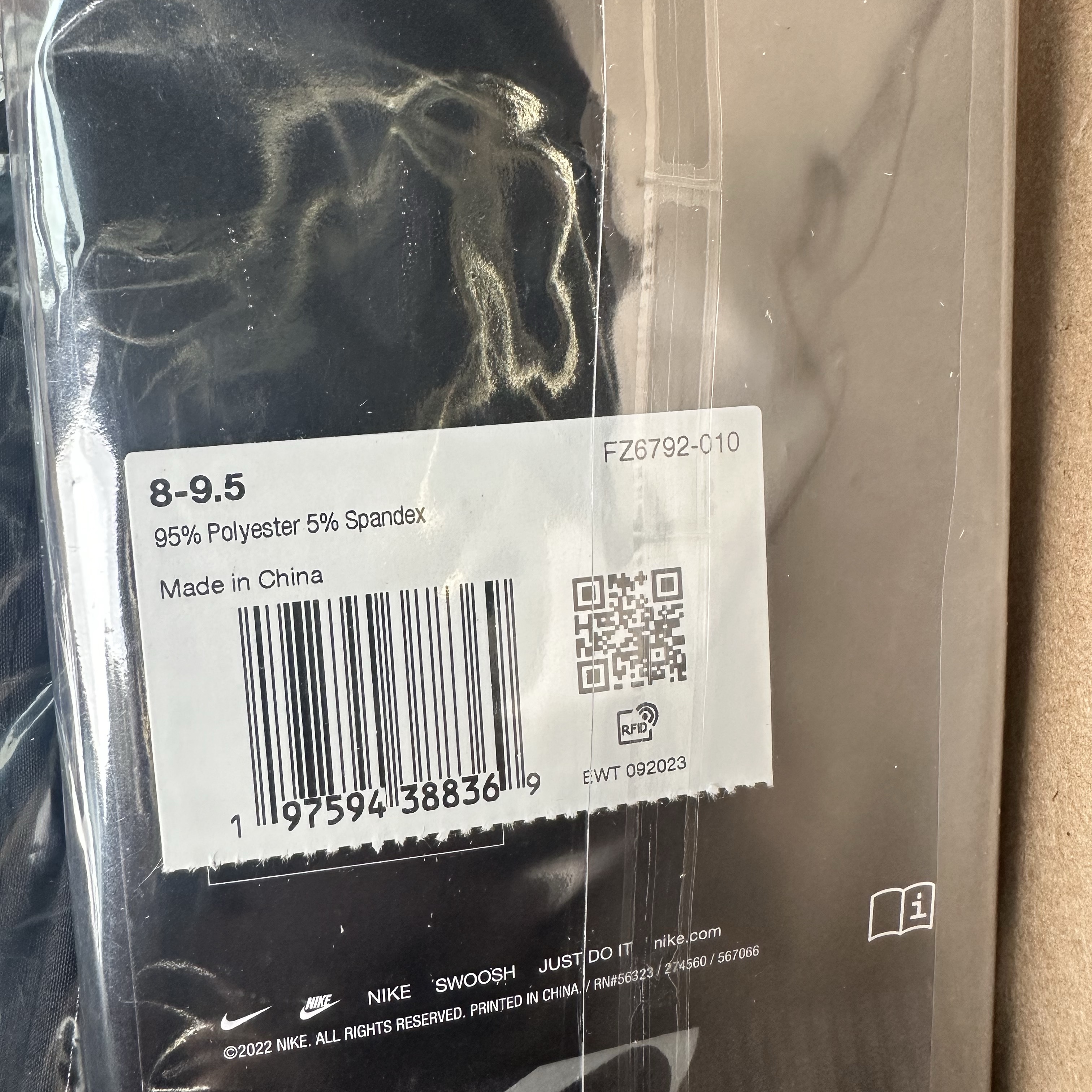 Supreme x Nike Crew Socks Black - 24FW 착용 스타일 - 2