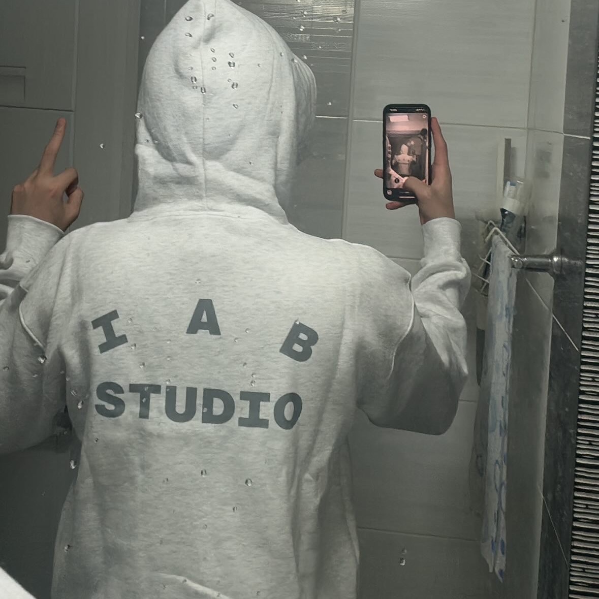 IAB Studio Hoodie Light Gray 착용 스타일