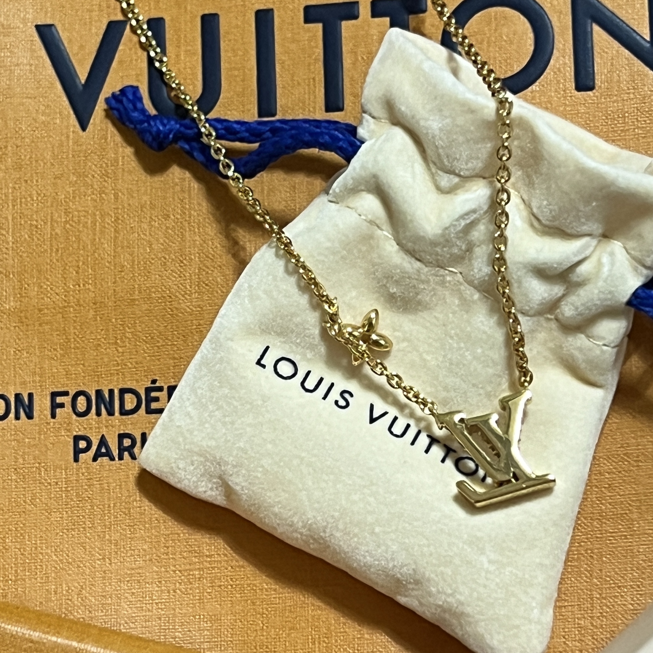 (W) Louis Vuitton LV Iconic Necklace Gold 착용 스타일 - 1