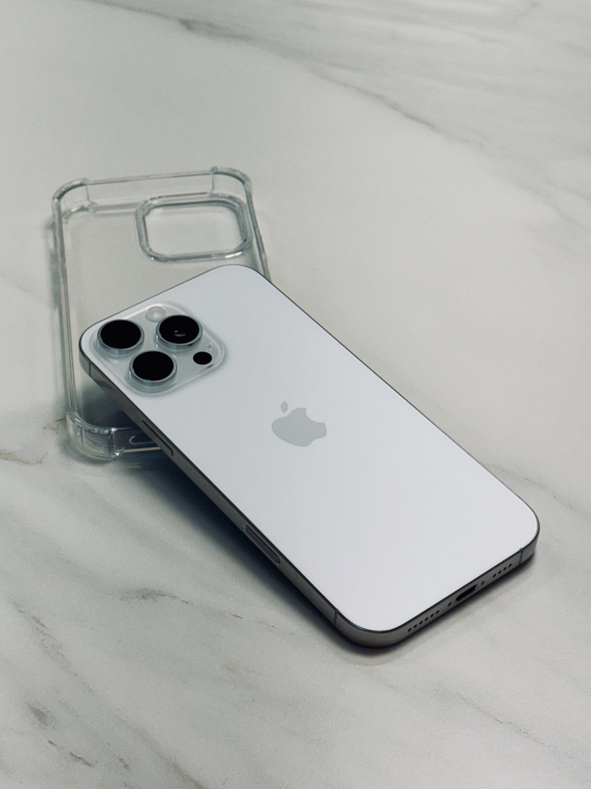 Apple iPhone 16 Pro Max 512GB White Titanium (Korean Ver.), Apple iPhone 16 Pro Max 1TB White Titanium (Korean Ver.) 착용 스타일