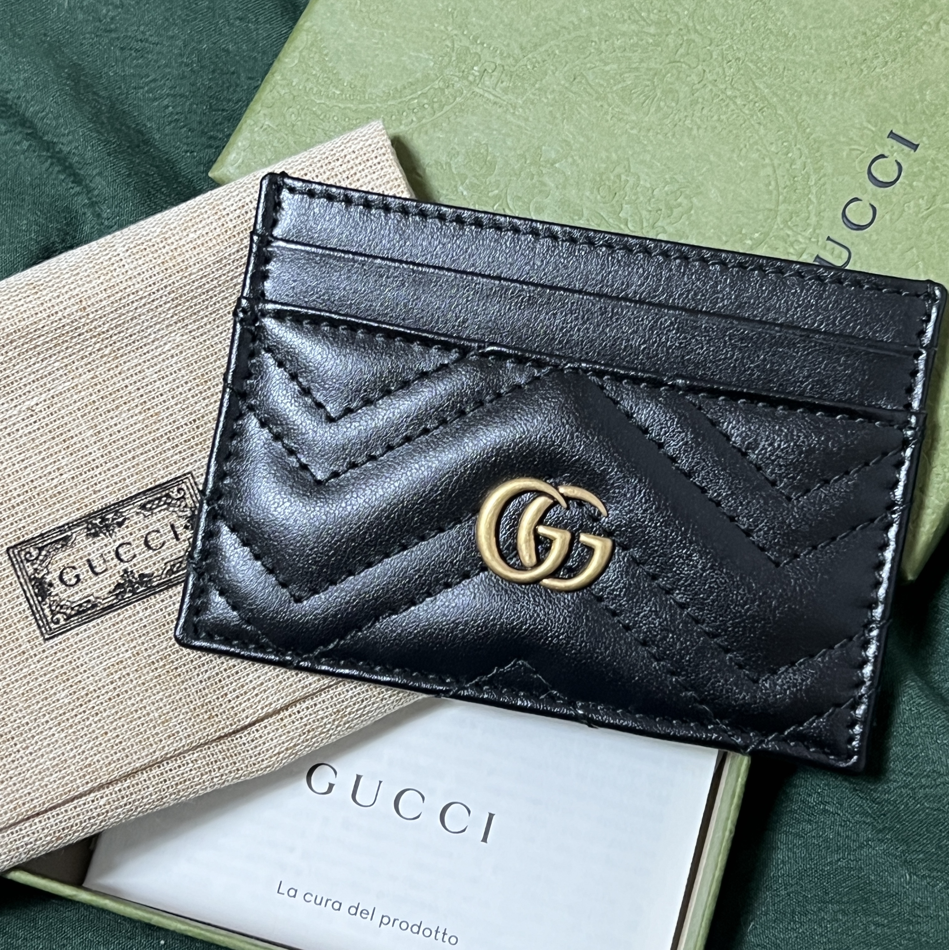 Gucci GG Marmont Card Case Black 착용 스타일