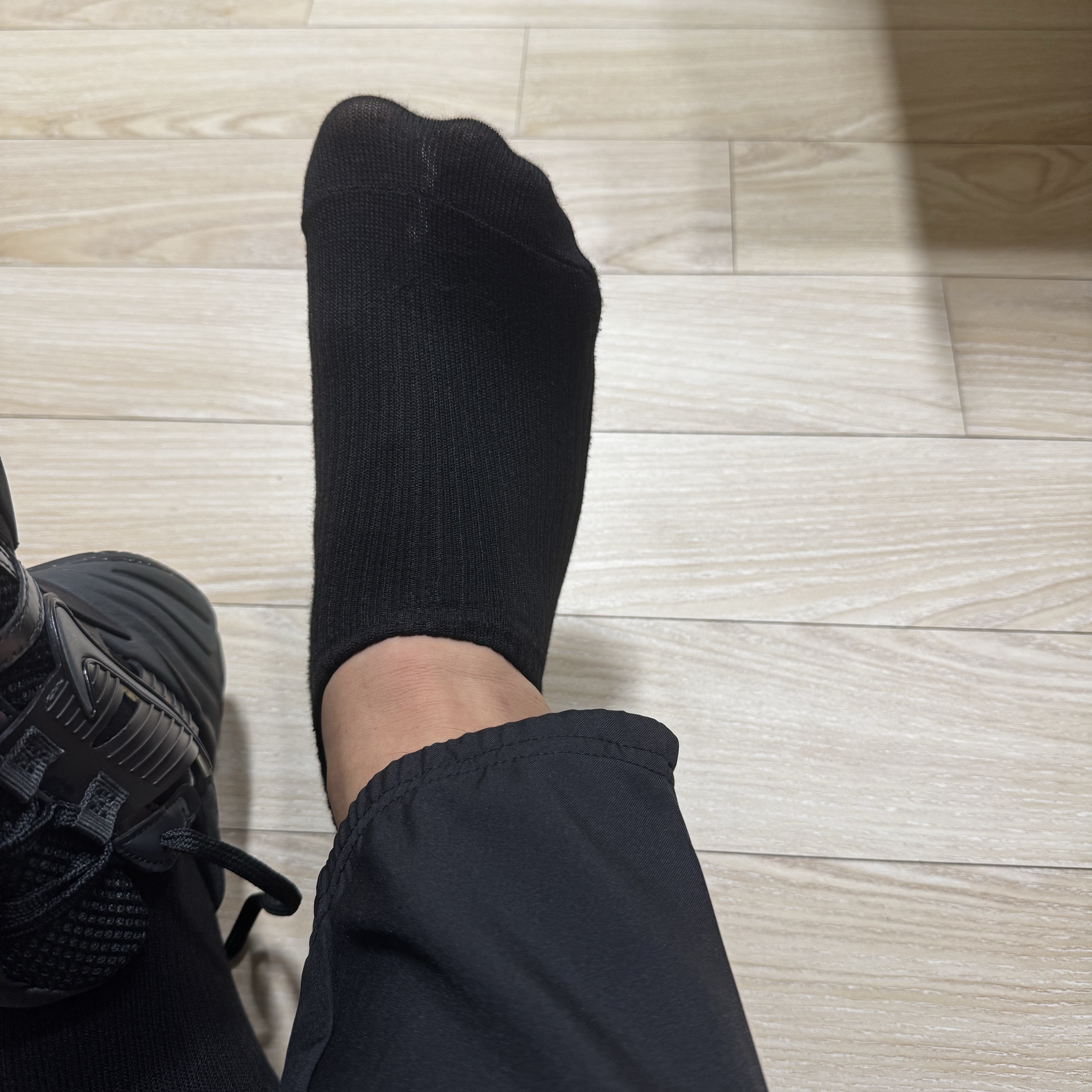 Nike V2K Run Black Anthracite 착용 스타일 - 2