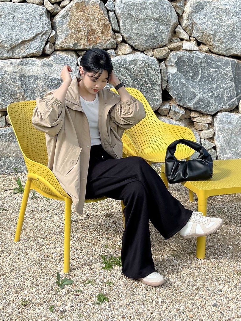 Siyazu SIPT7134 Relaxed banding slacks Black 착용 스타일 - 4