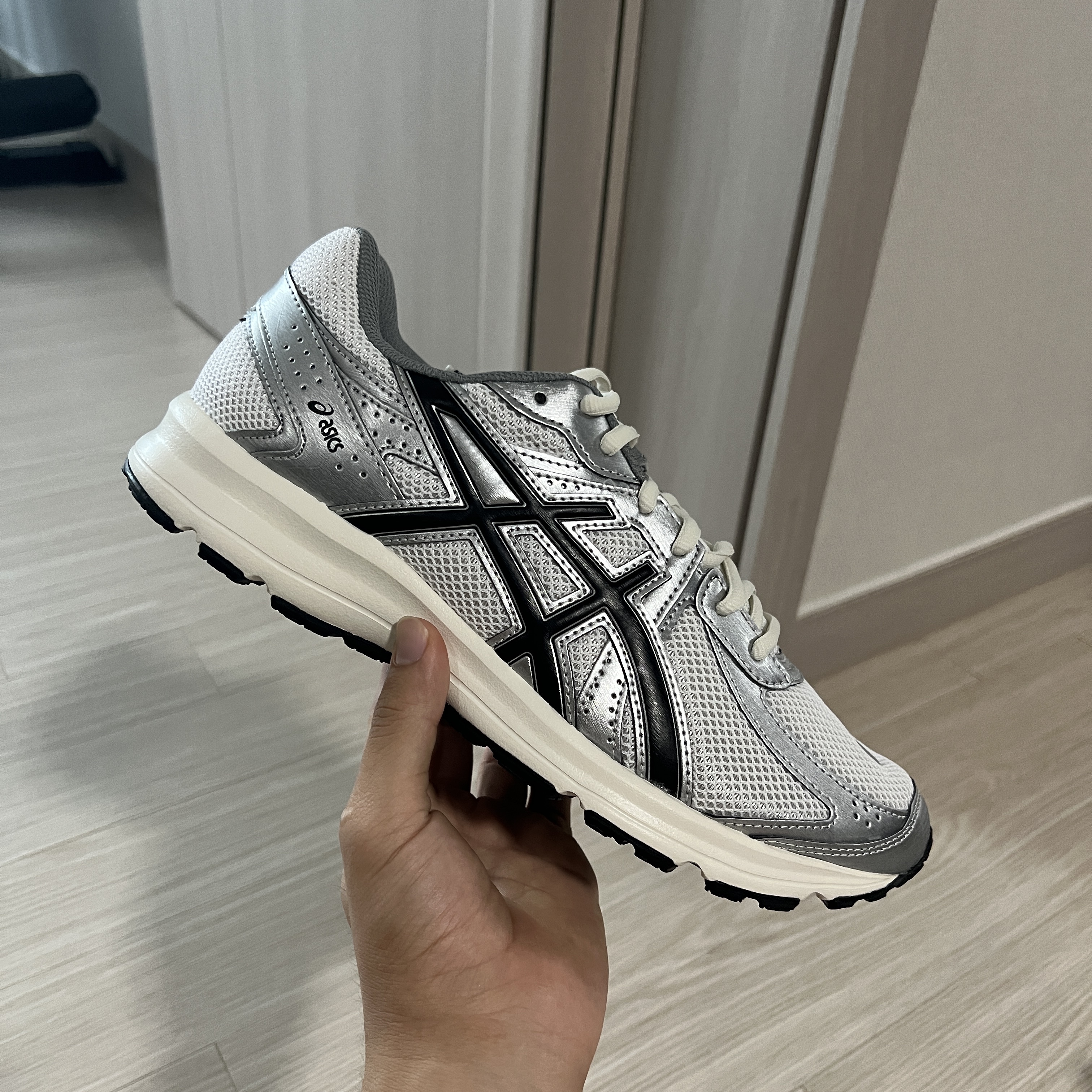 Asics Jog 100 S White Black - 2E Wide 착용 스타일