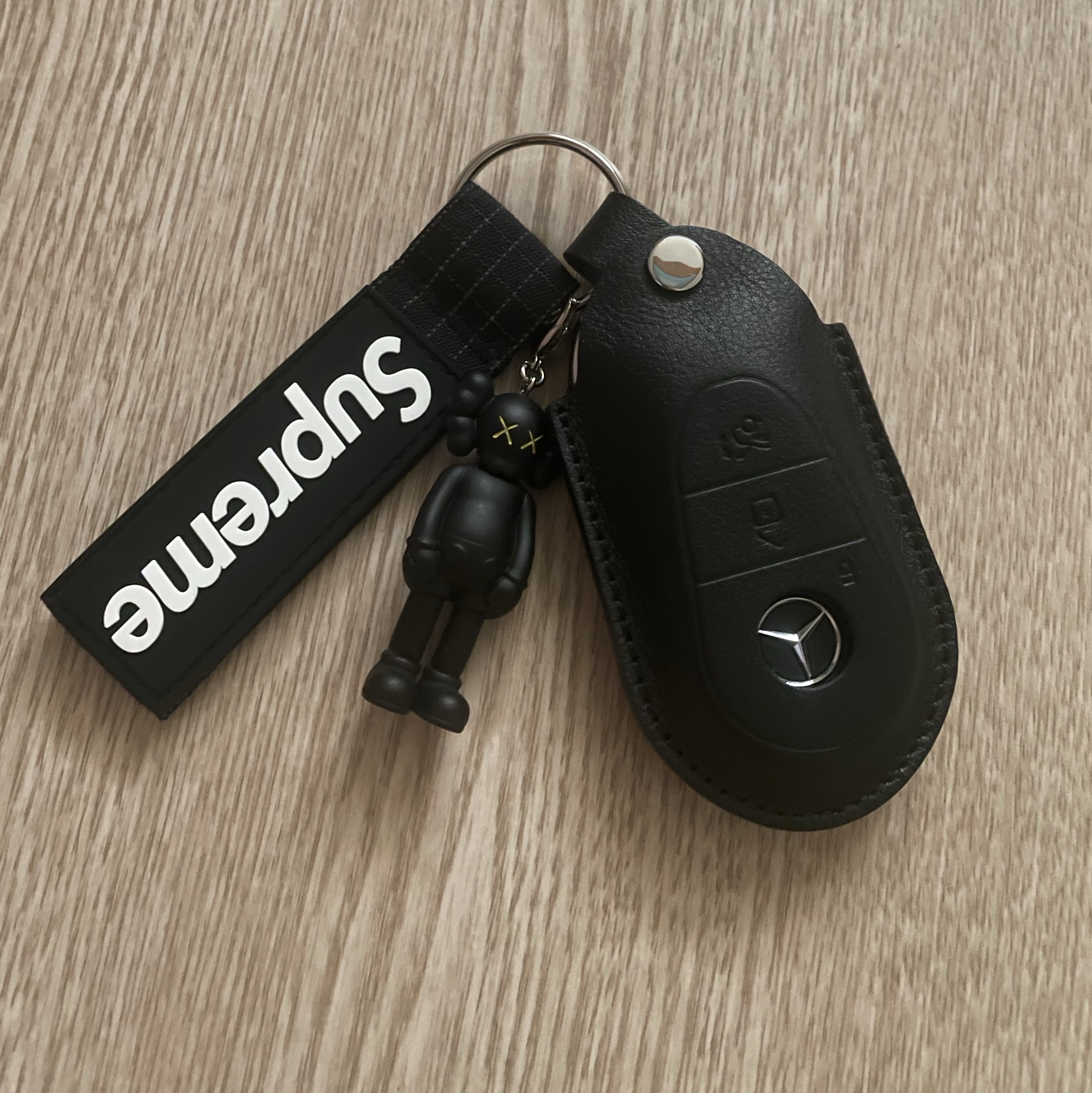 Supreme Ripstop Keychain Black - 24SS, Kaws Tokyo First Companion Keychain Black 착용 스타일