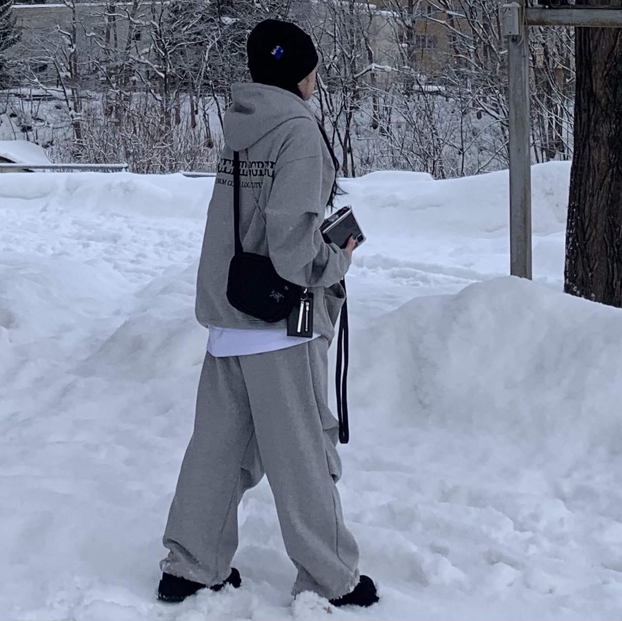 Ader Error Sig; TRS/BL Tag Beanie 02 Noir, Arc'teryx Mantis 1 Waistpack Black 착용 스타일 - 2