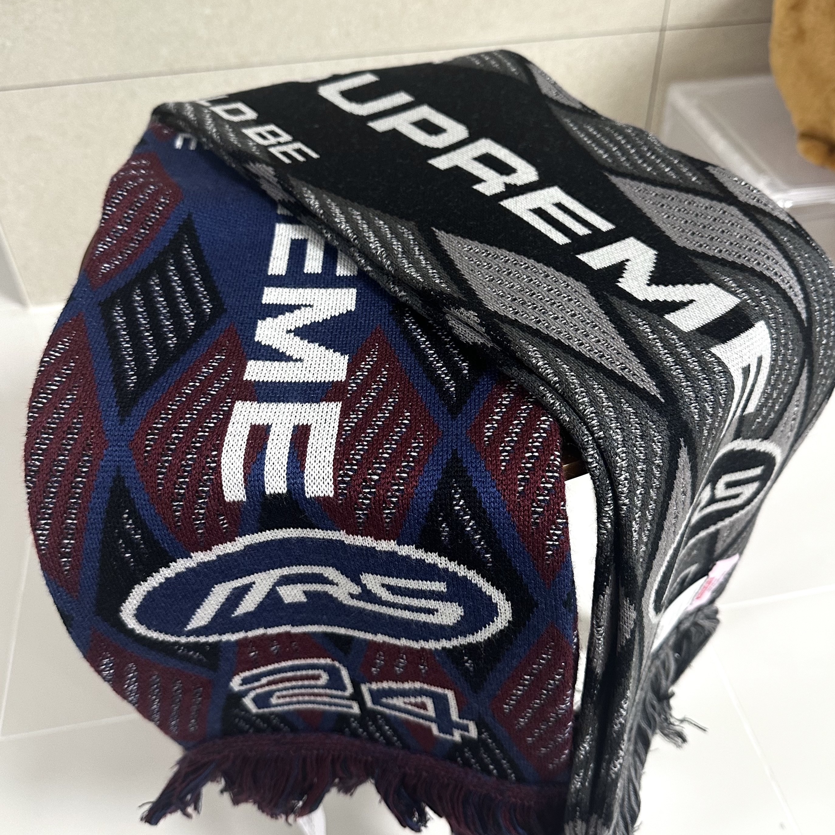 Supreme x Martine Rose Scarf Black - 24FW, Supreme x Martine Rose Scarf Blue - 24FW 착용 스타일
