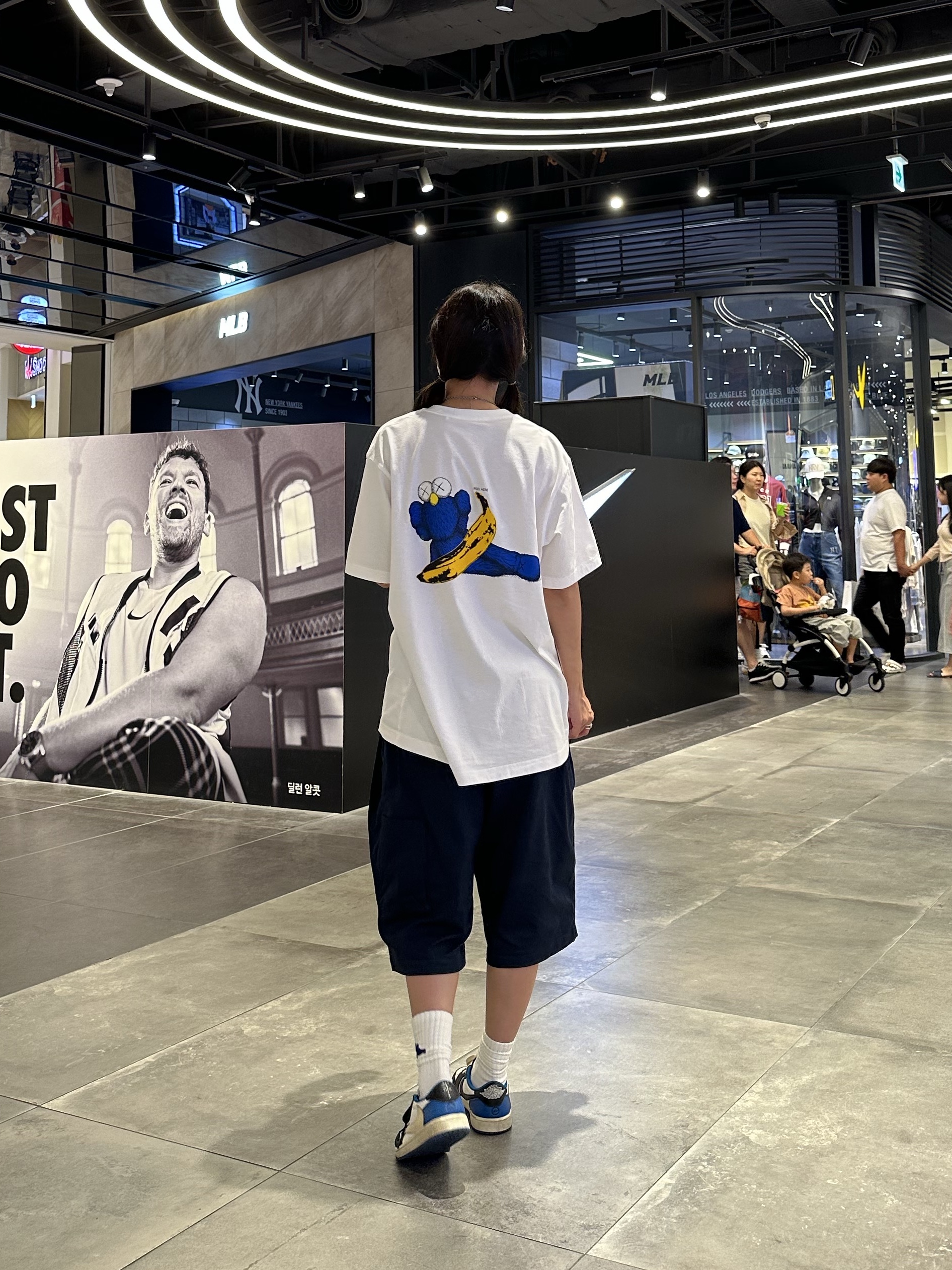 Uniqlo UT x Kaws x Warhol Socks A White, Jordan 1 x Travis Scott x Fragment Retro Low OG SP Military Blue 착용 스타일 - 7